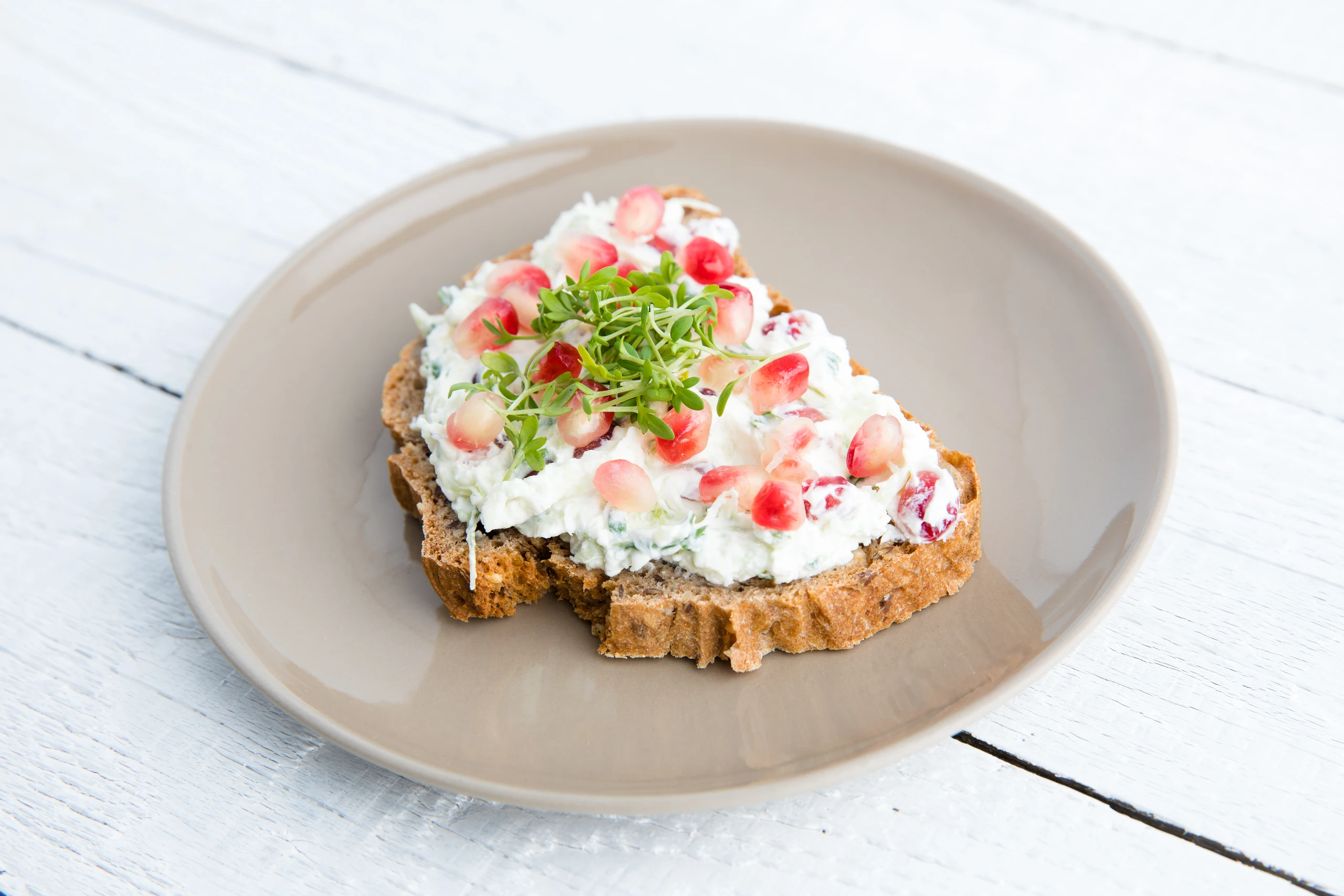 Frischkäse-Gurkenaufstrich mit Granatapfel und Thymian