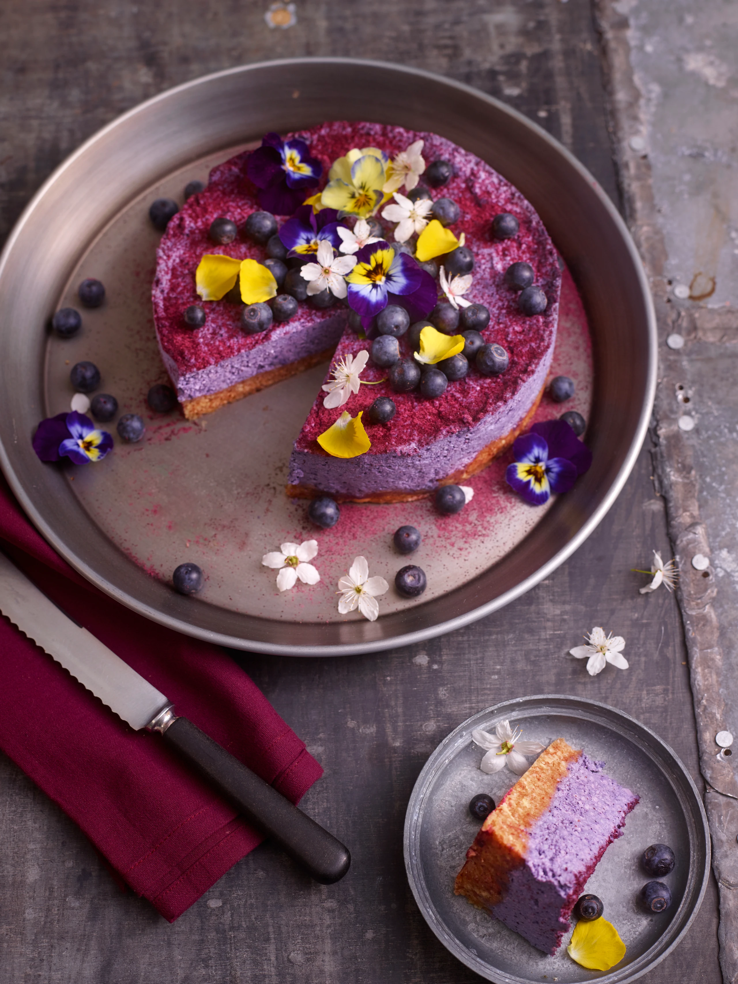 Heidelbeer-Zitronen-Cheesecake mit Blüten