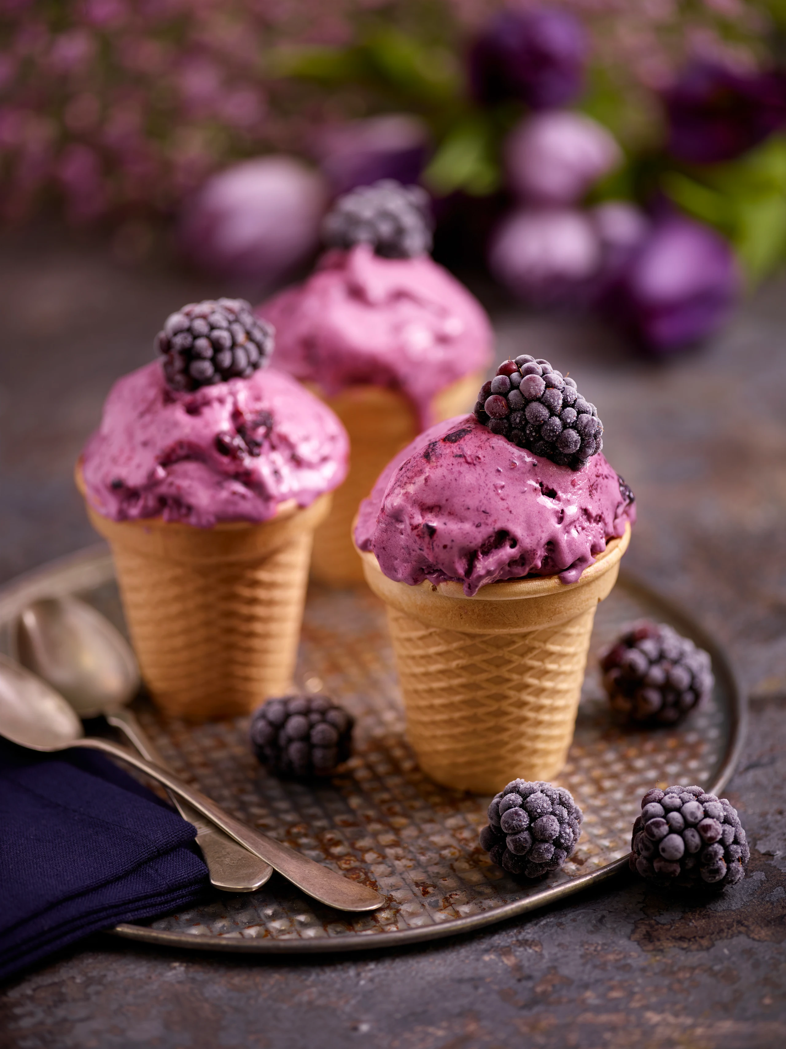 Brombeer-Lavendel-Eisbecher