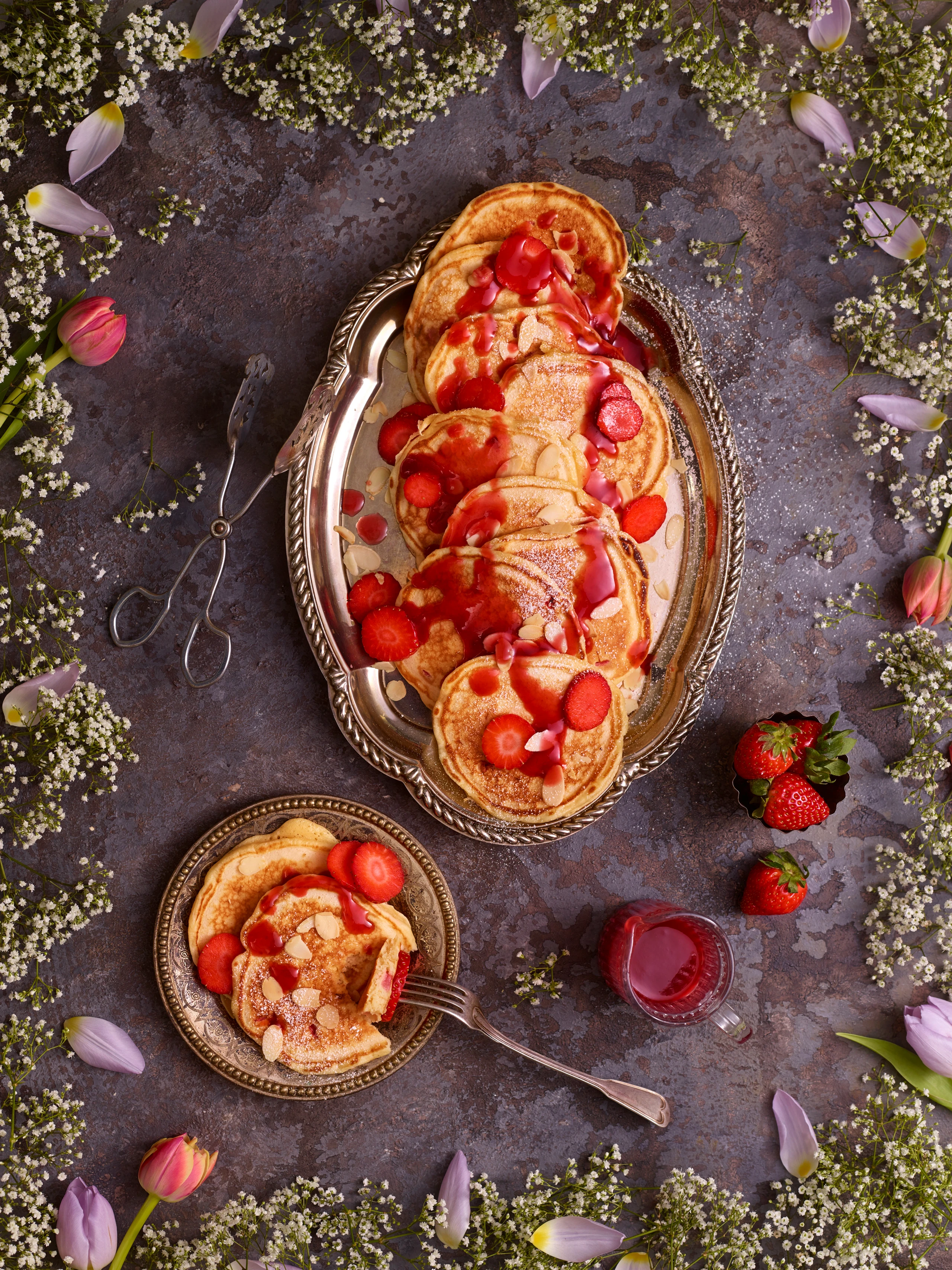 Pancakes mit Erdbeer-Holunderblütensirup