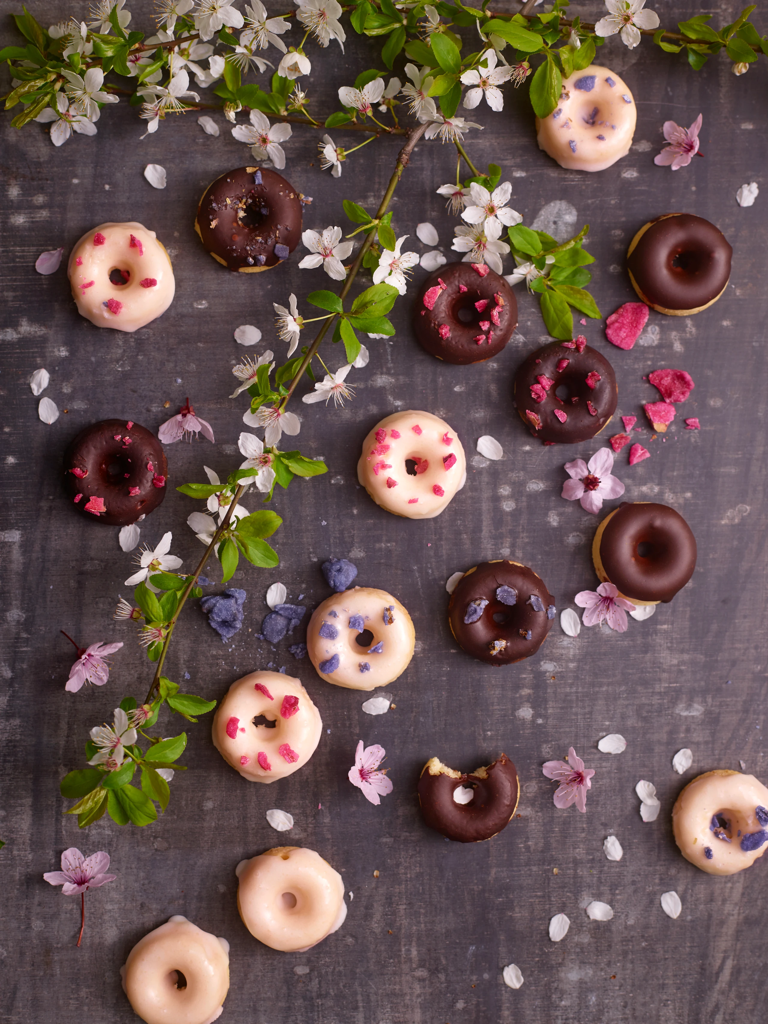 Mini Donuts mit kandierten Blüten