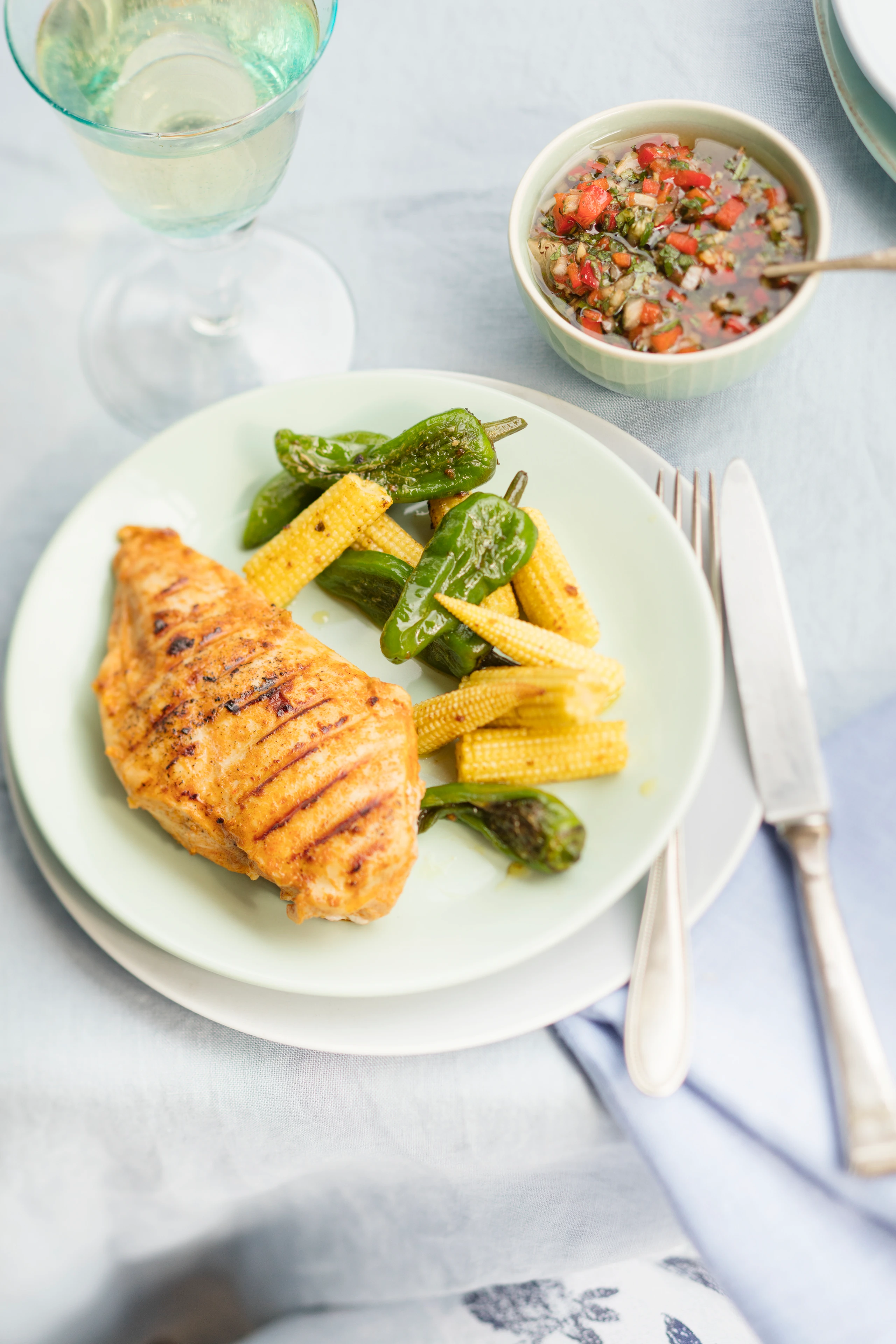 Gegrillte Hühnerfilets mit Gewürzpaste und Chimichurri