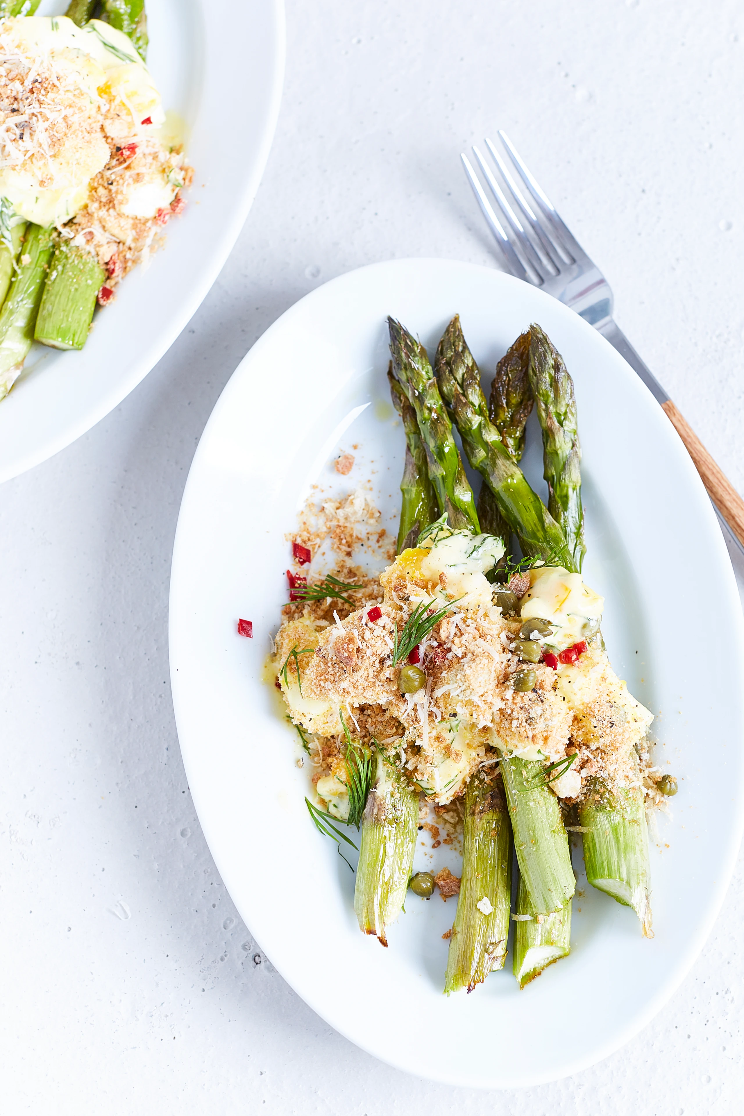 Ofenspargel mit Eisalat und Chili-Bröseln