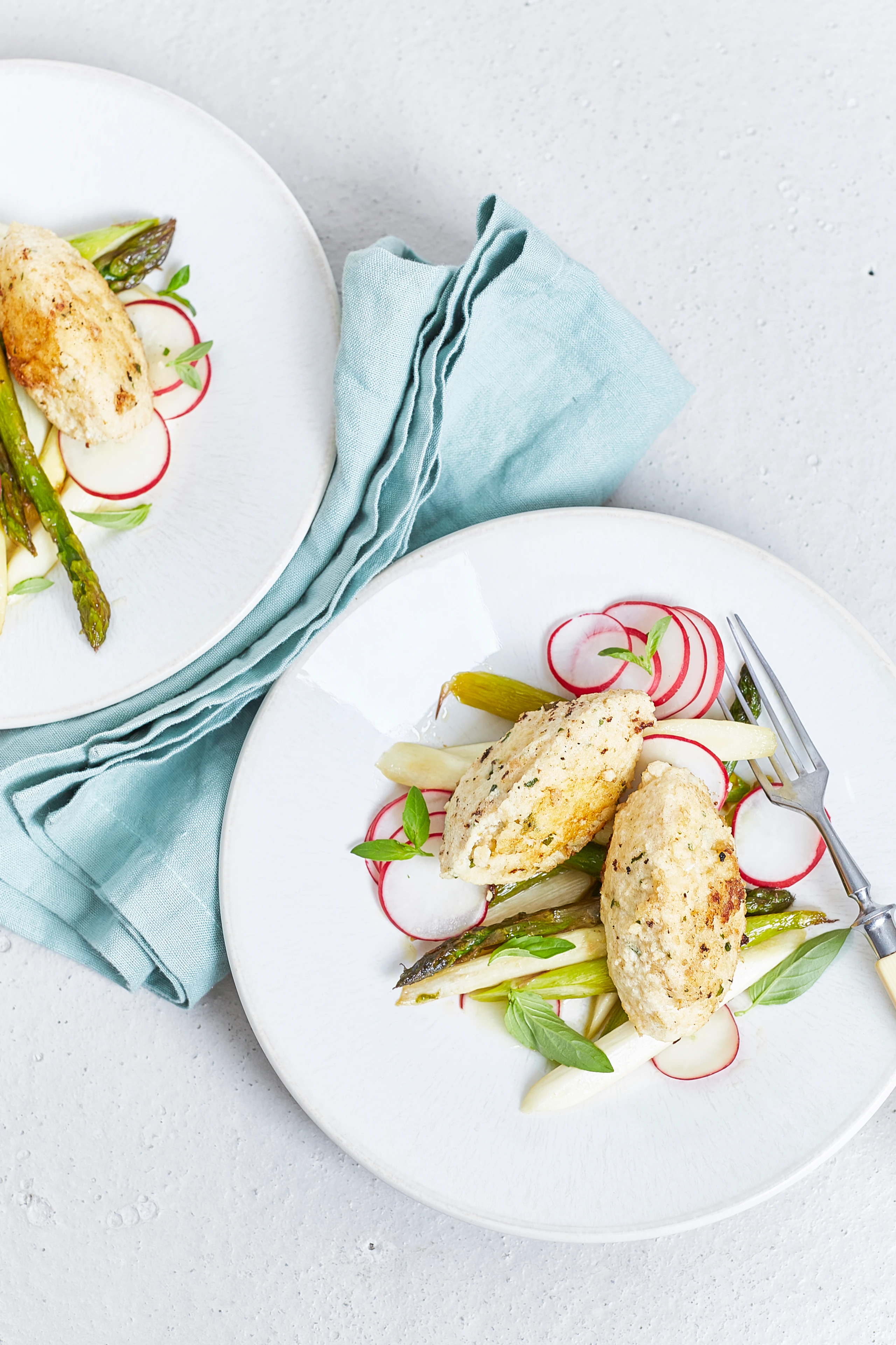 Ricotta-Basilikum-Nockerl auf Spargelgemüse