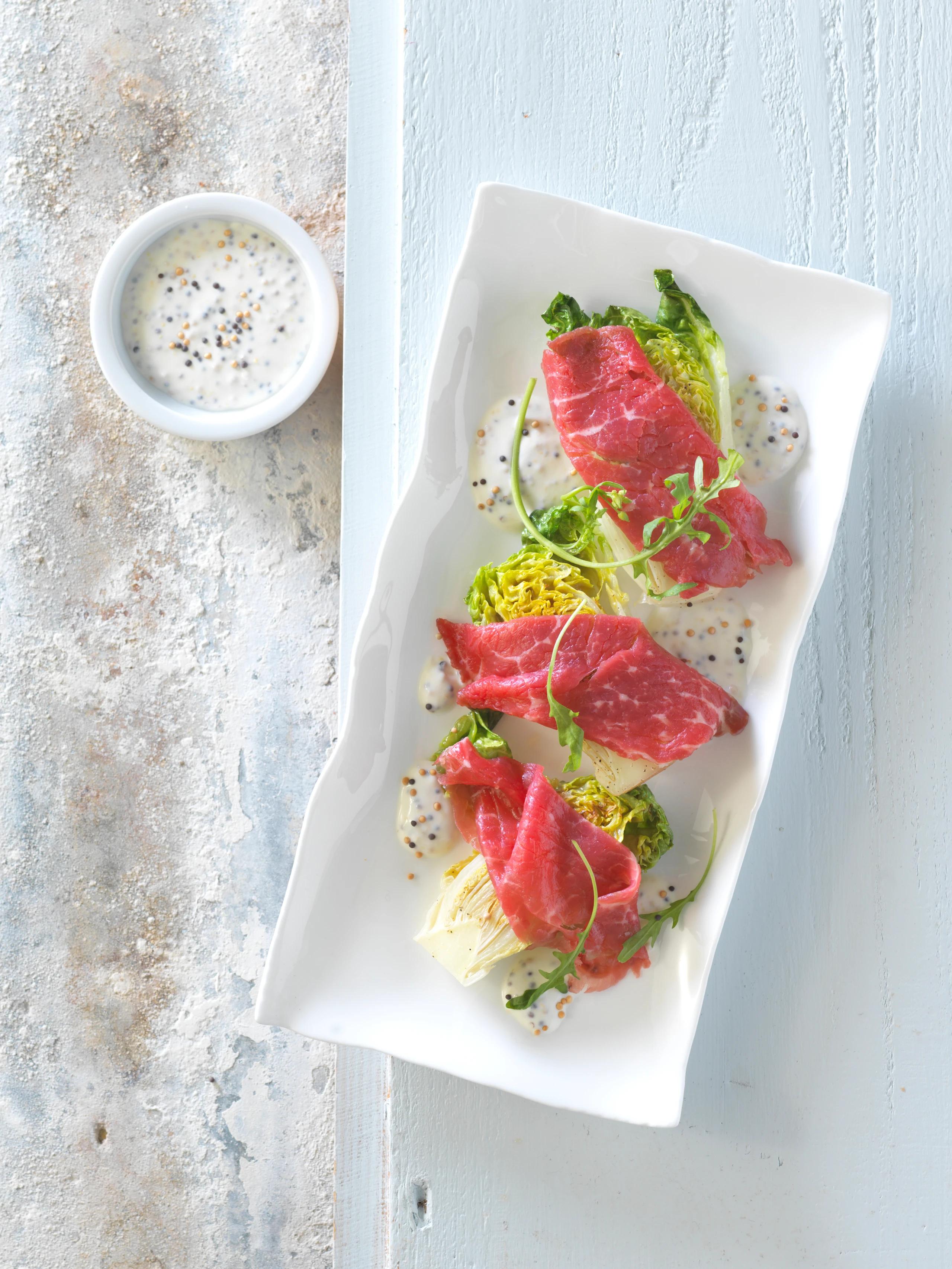 Carpaccio mit Salatherzen und Senfsauce
