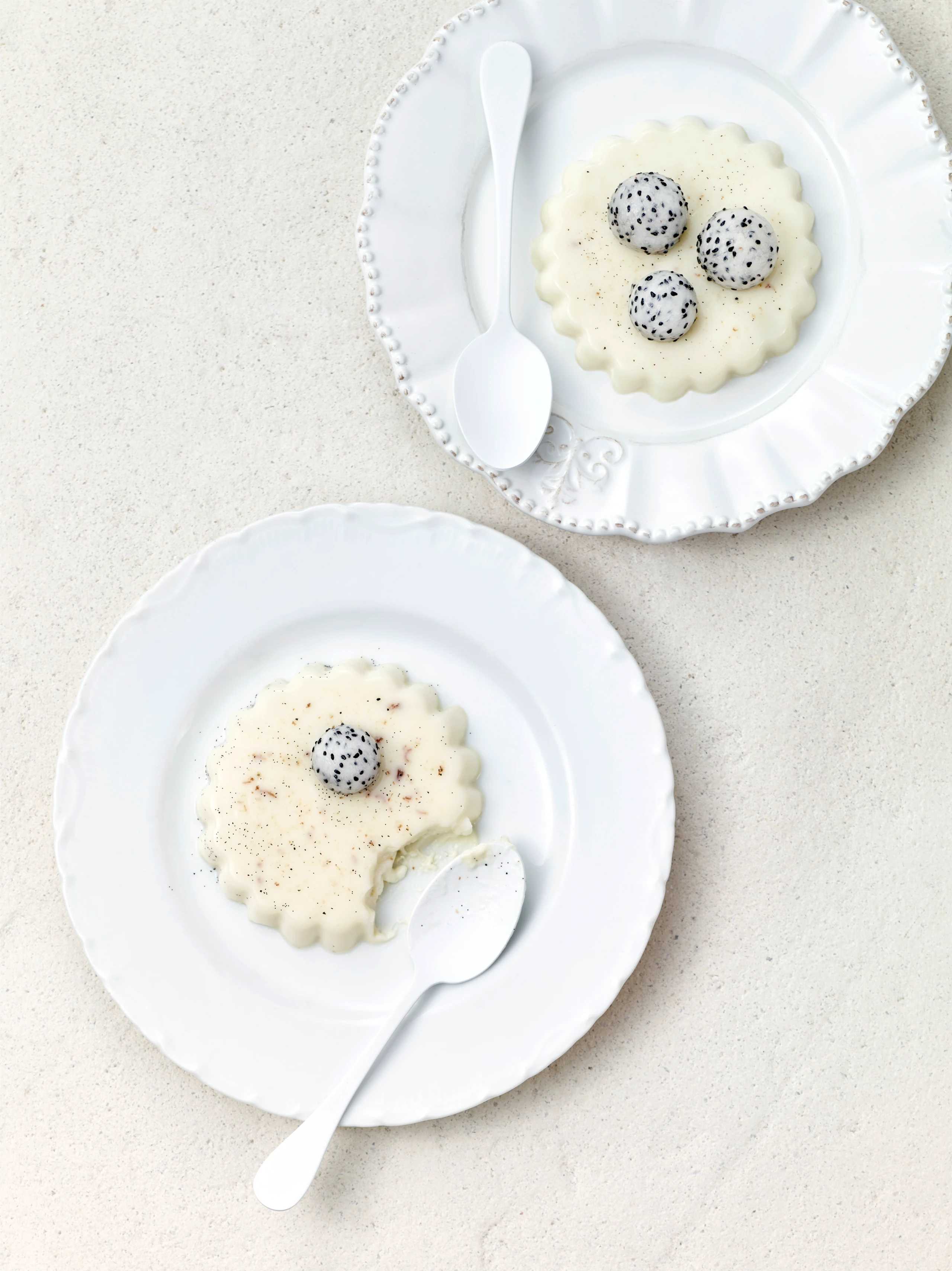 Mandel Panna Cotta mit weißer Drachenfrucht