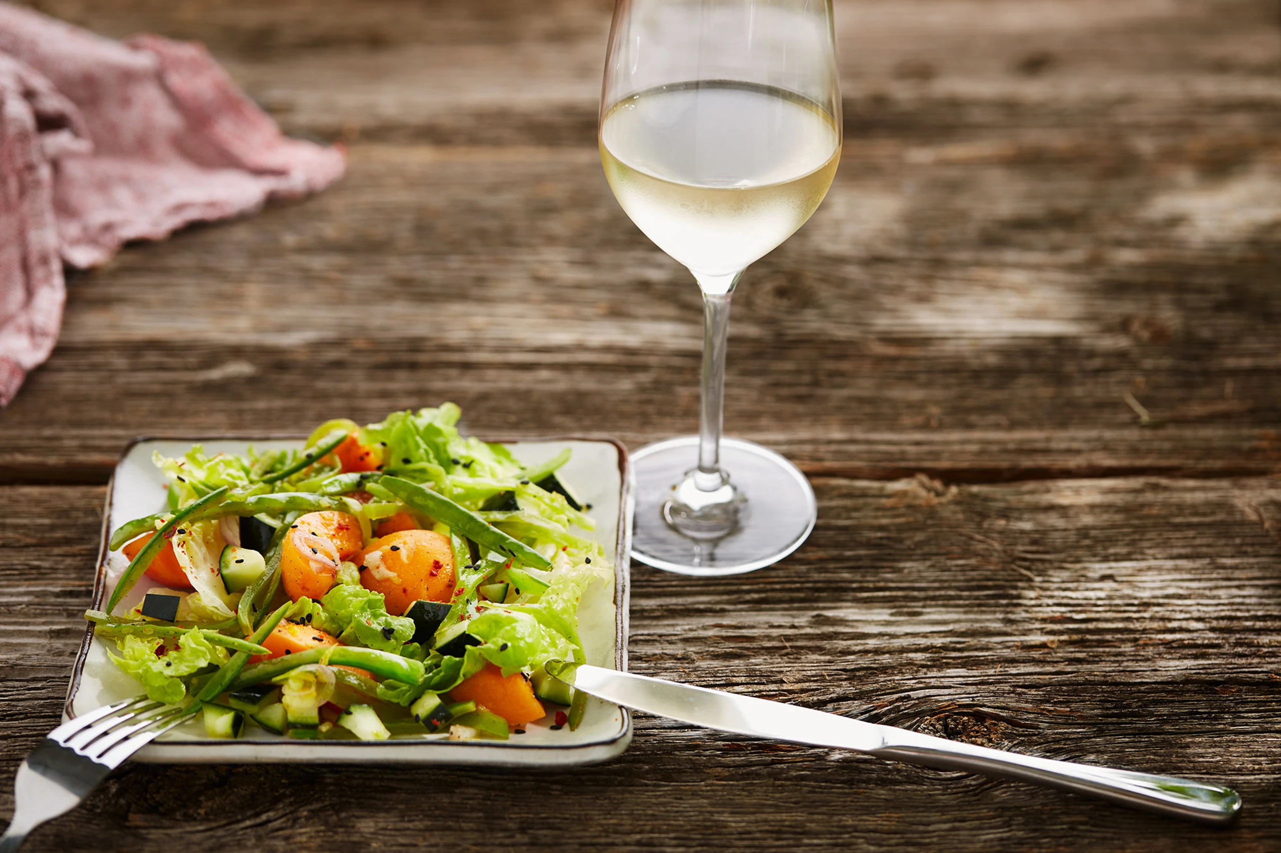 Blattsalat mit Gurken, Marillen und Vanilledressing