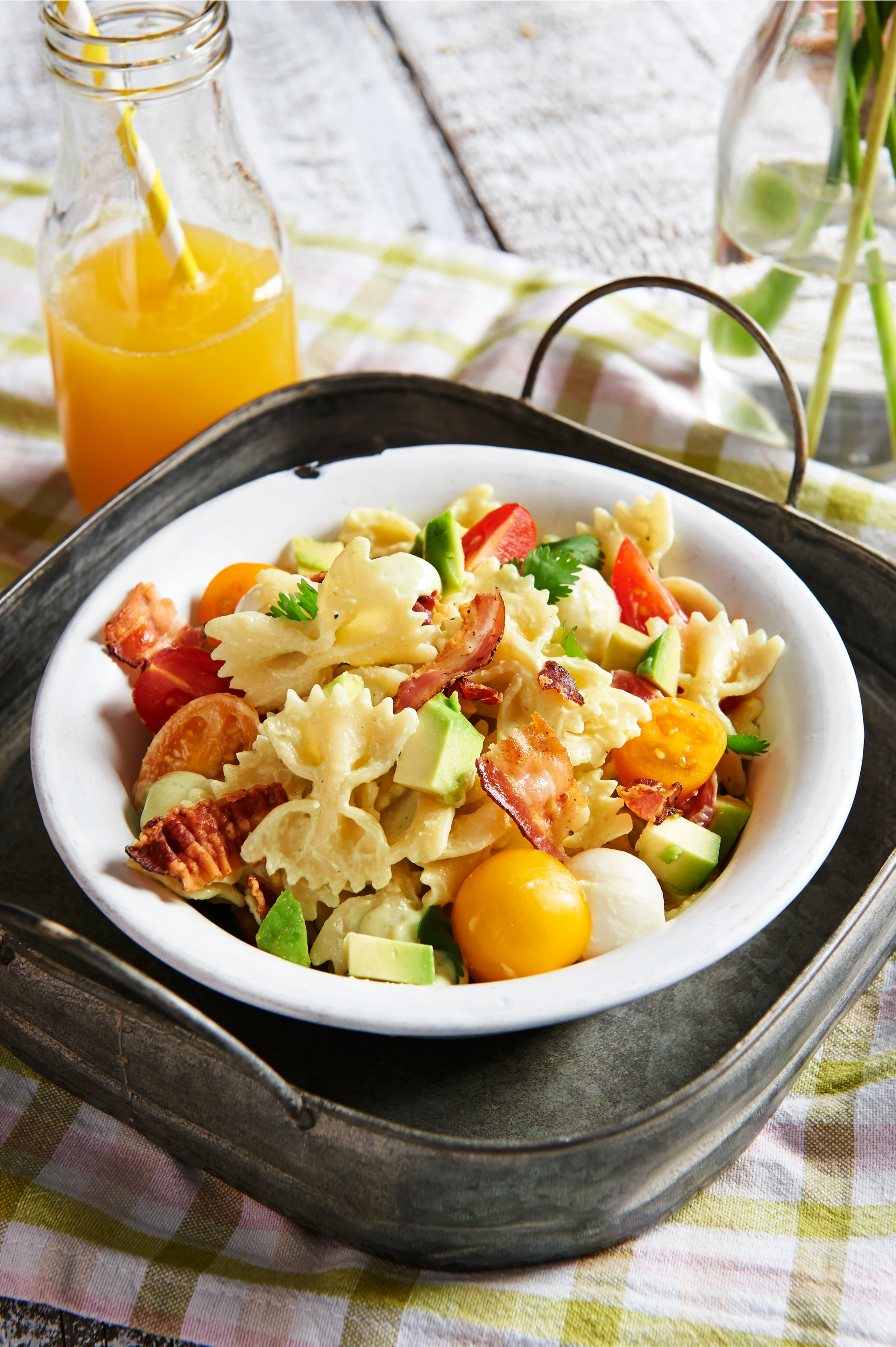 Nudelsalat mit Avocado-Dressing und Speck