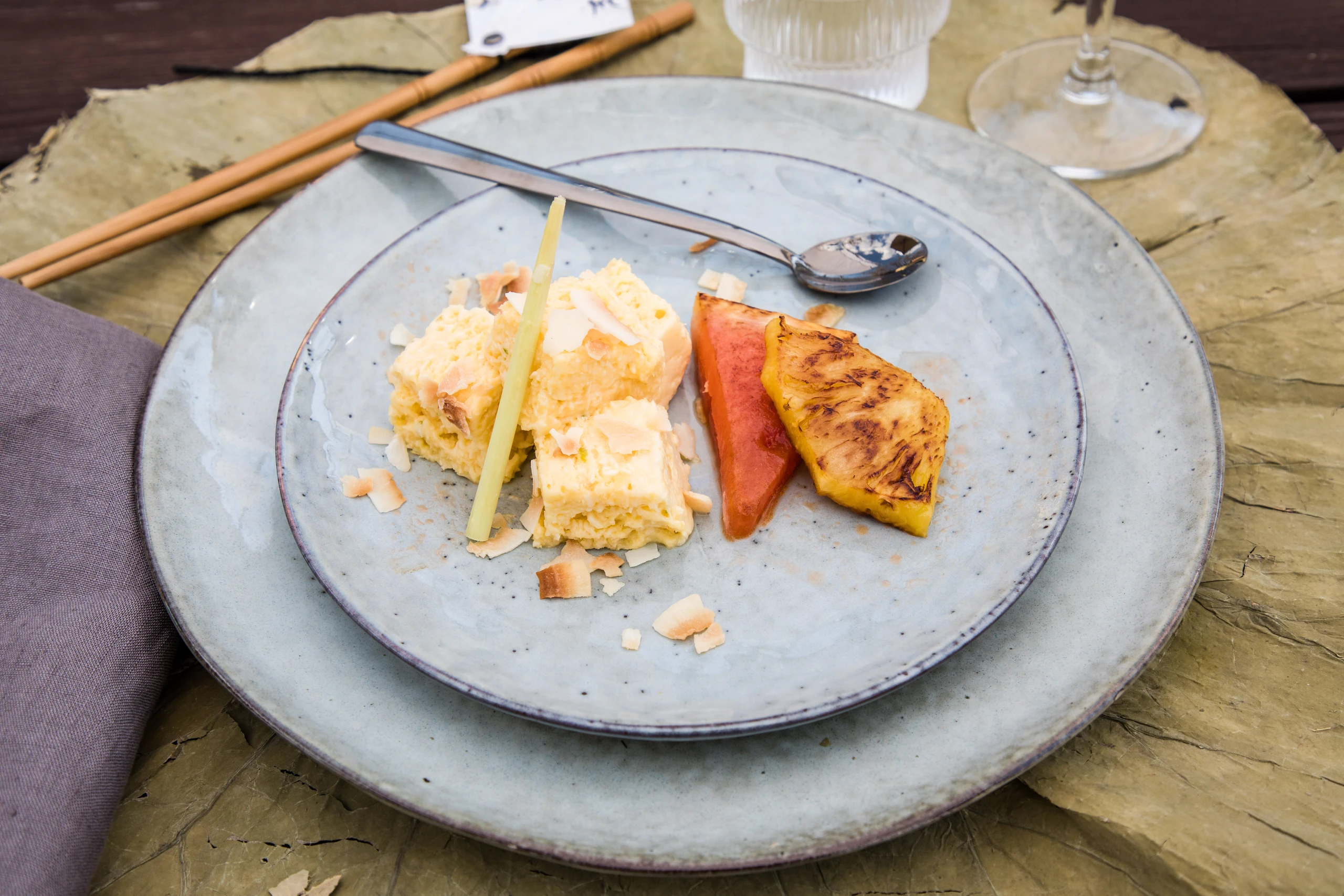 Kokosparfait mit Zitronengras und gegrillten Früchten