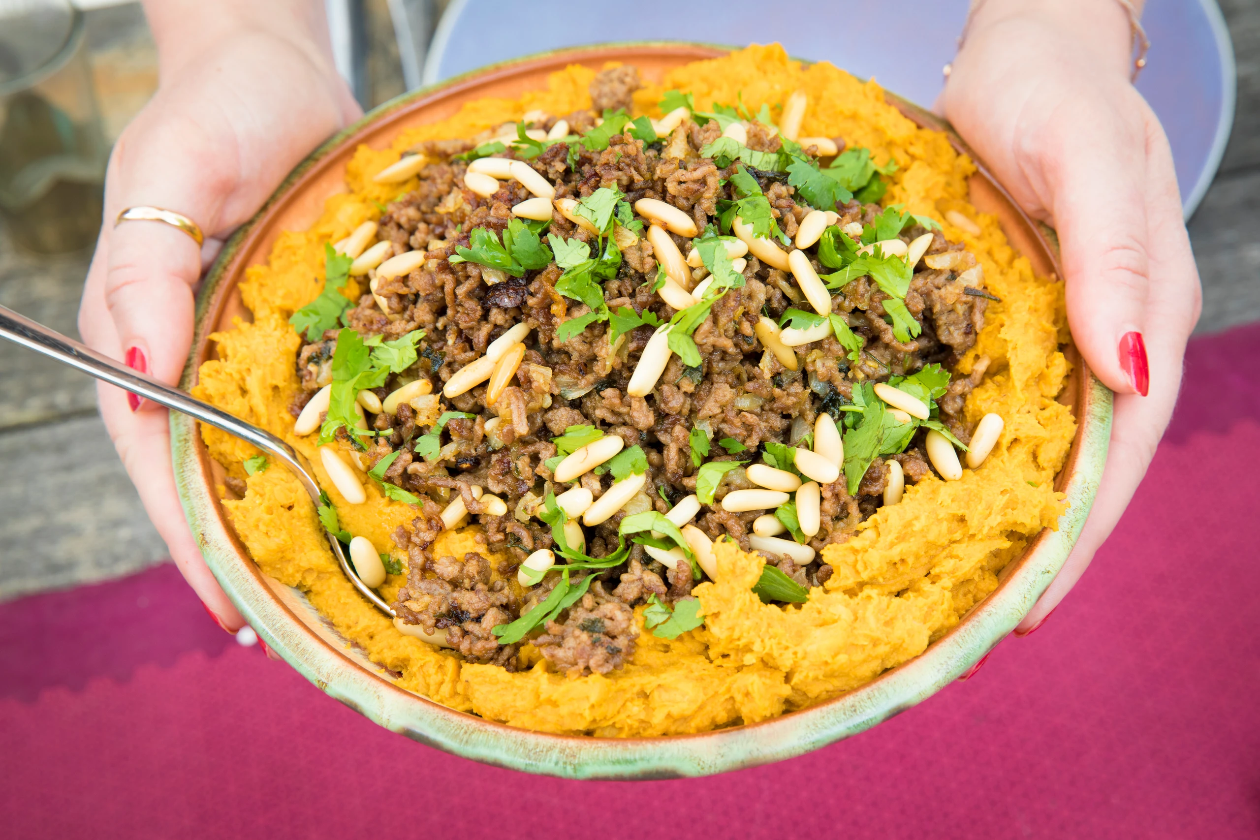 Süßkartoffel-Hummus mit knusprigem Faschierten