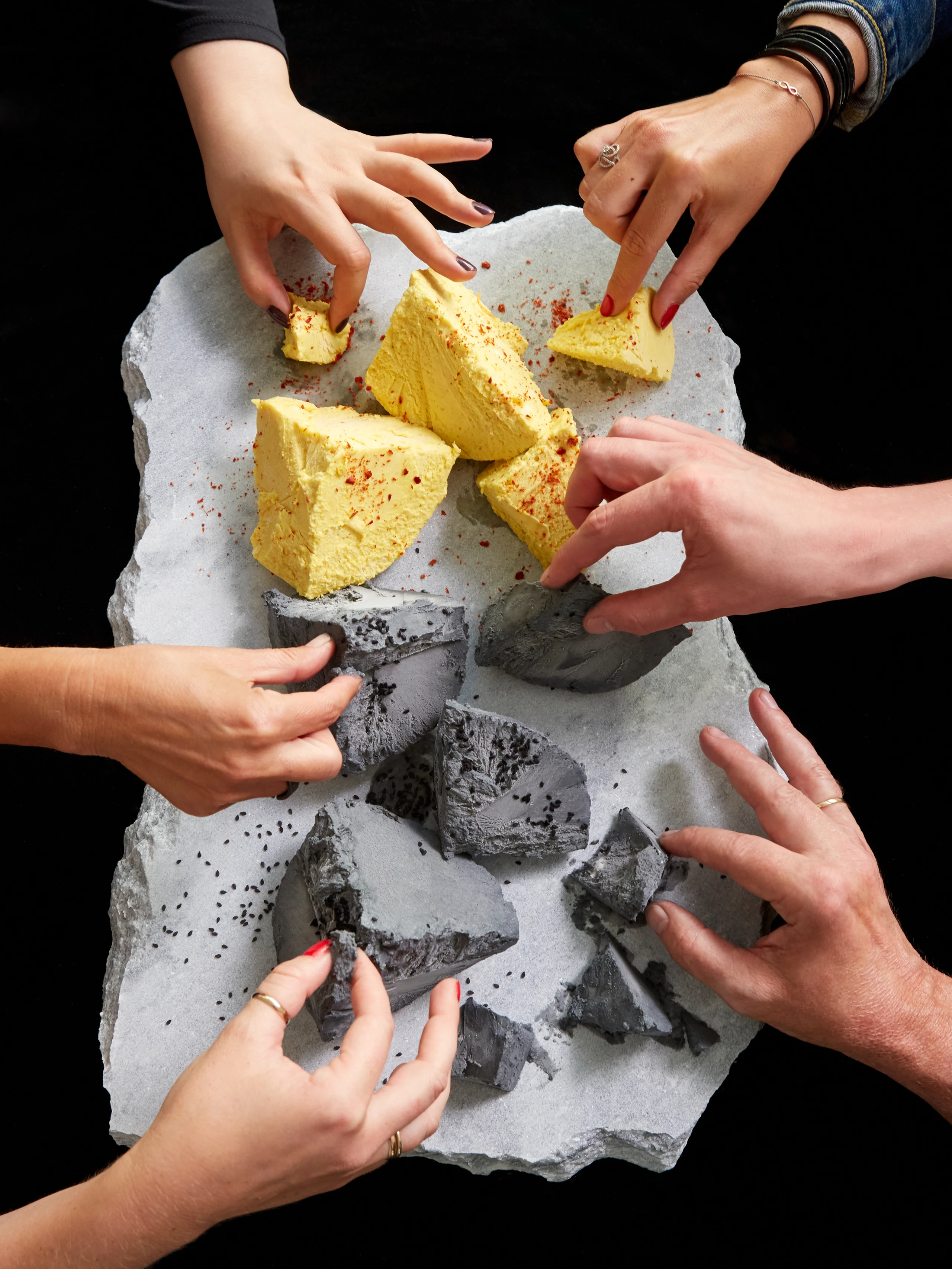 Kohle-Vanilleeis mit schwarzem Sesam