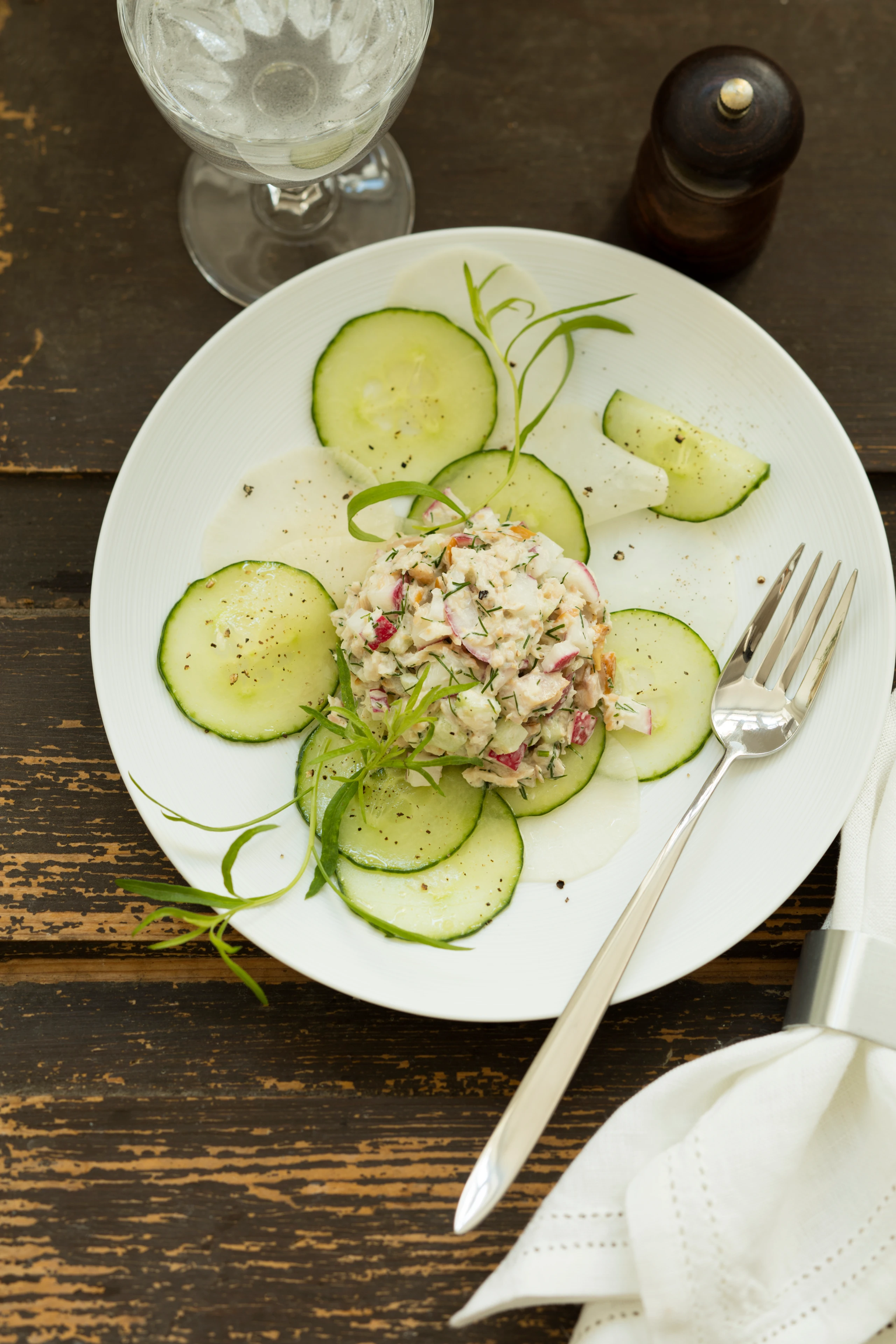 Räucherfischtatar mit Gurken-Rettich-Salat