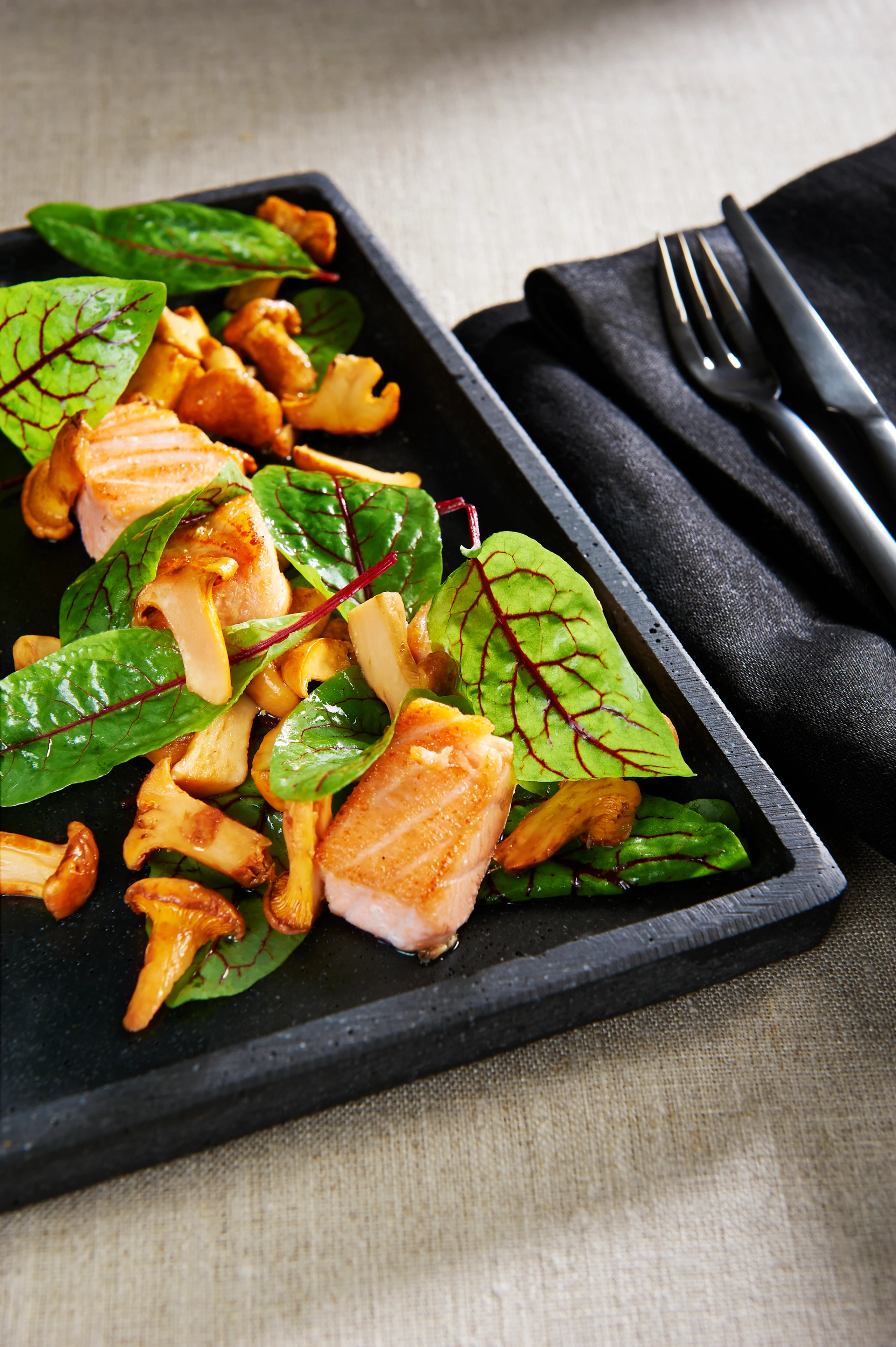 Schwammerlsalat mit Lachs und Blutampfer