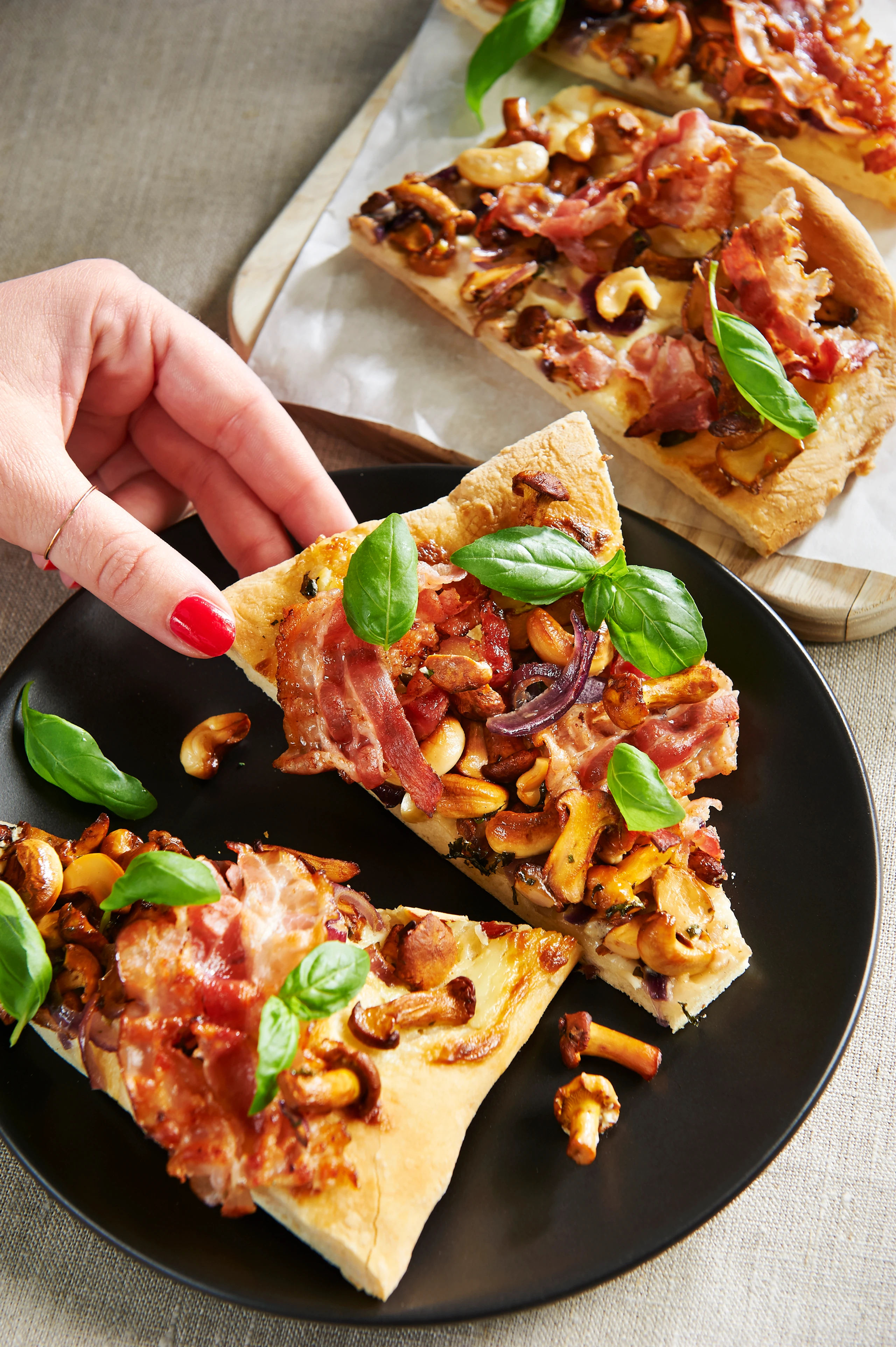 Eierschwammerlkuchen mit Speck und Cashews