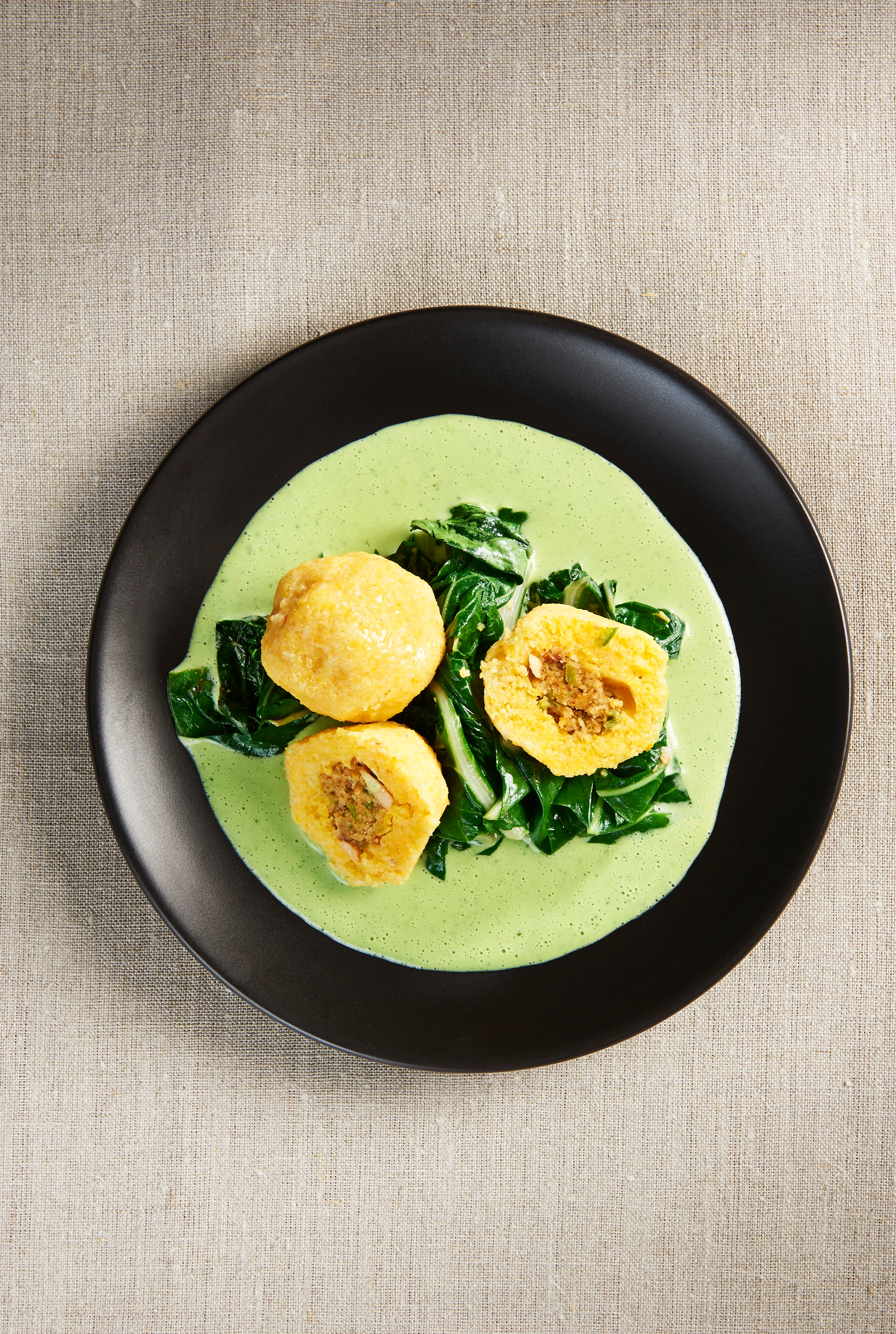 Eierschwammerl-Knödel mit Pestosauce