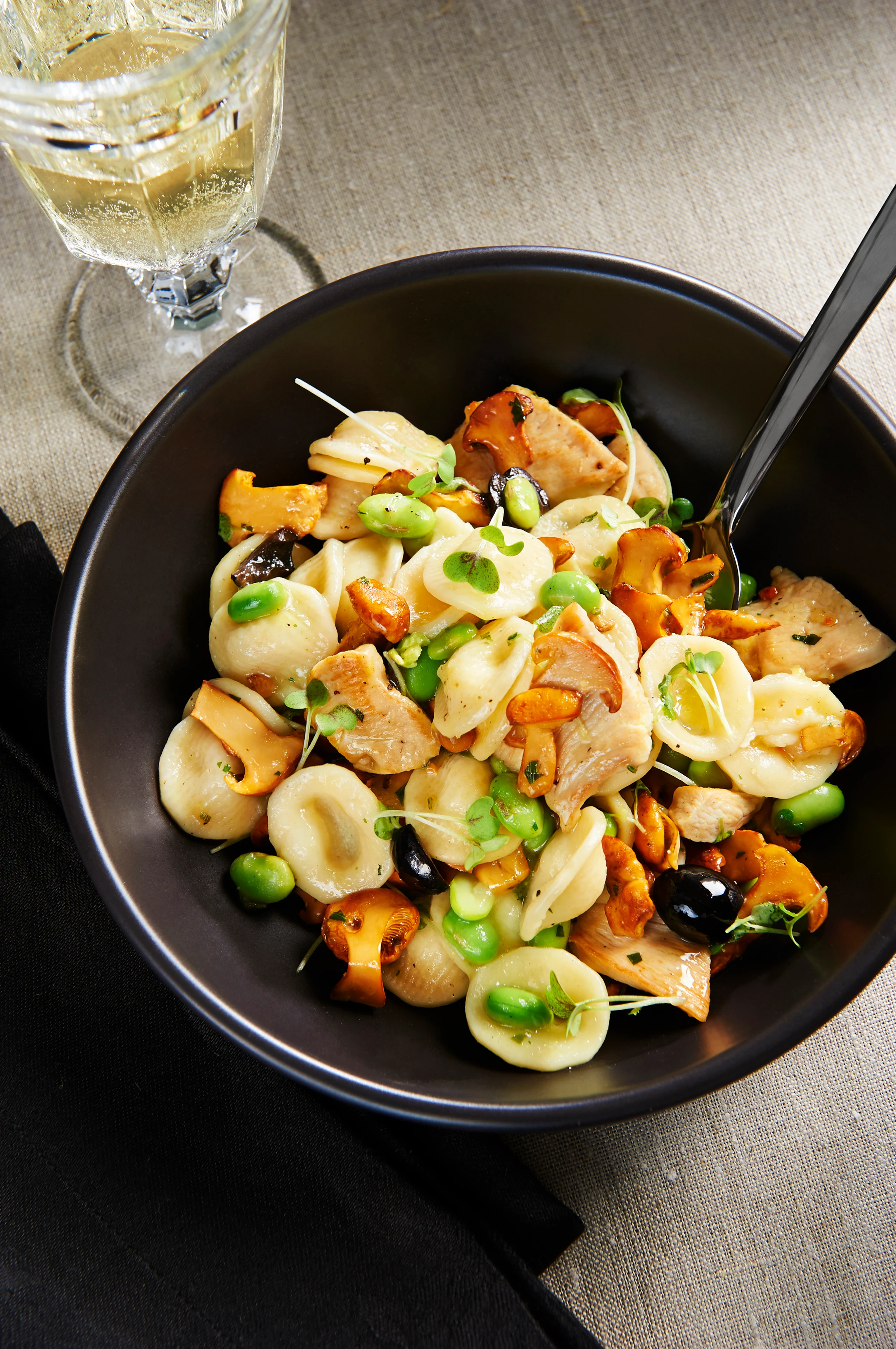 Orecchiette mit Eierschwammerl, Huhn und Sojabohnen