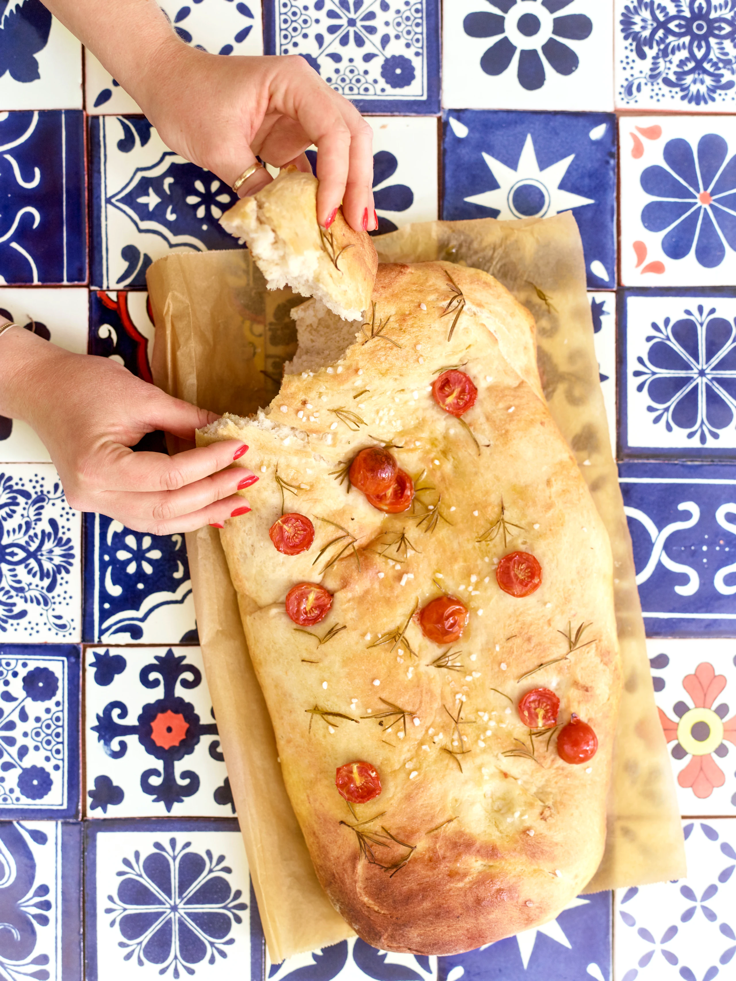 Focaccia mit Rosmarin und Paradeisern