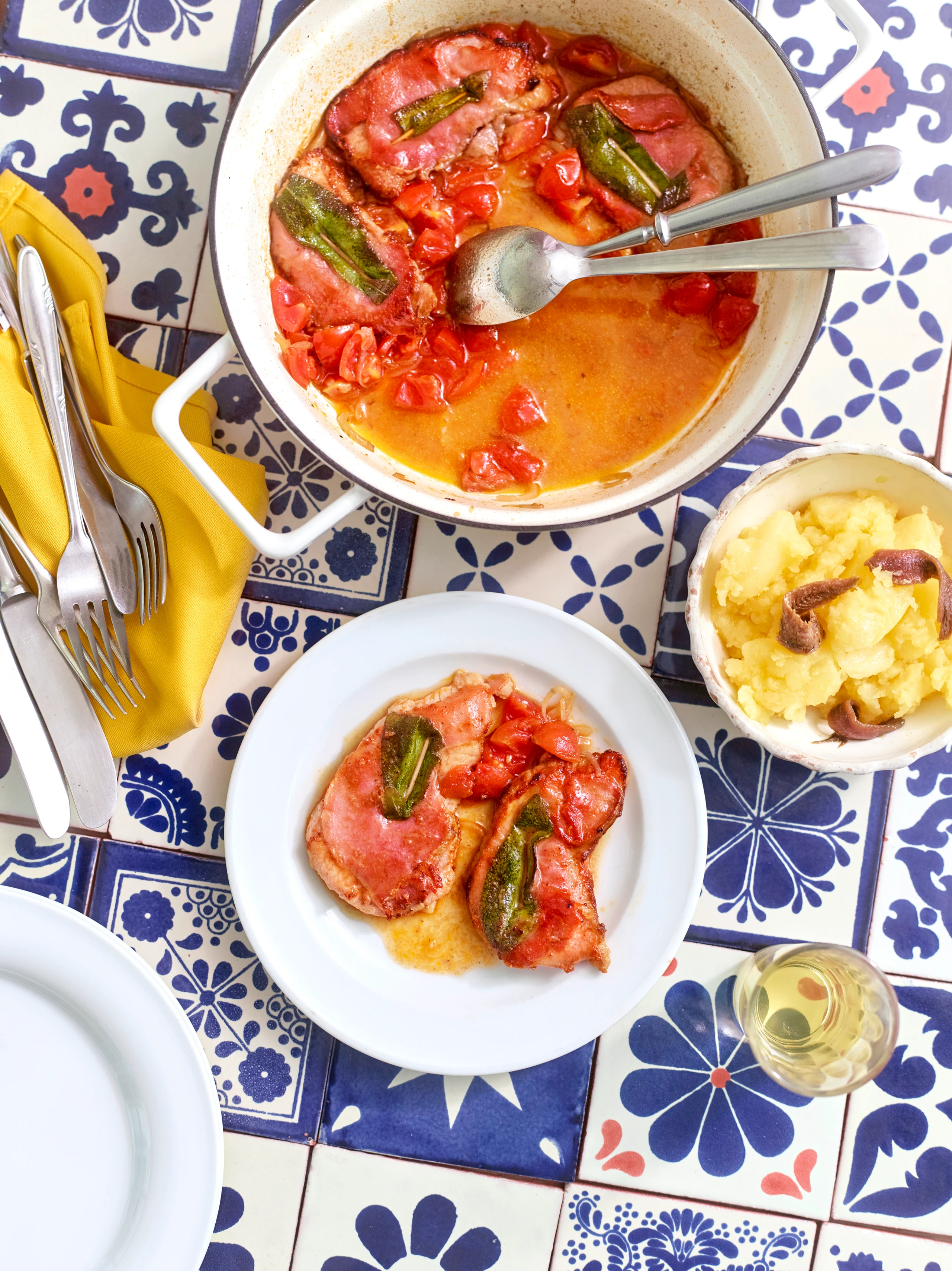 Saltimbocca mit Paradeissauce und Stampferdäpfeln