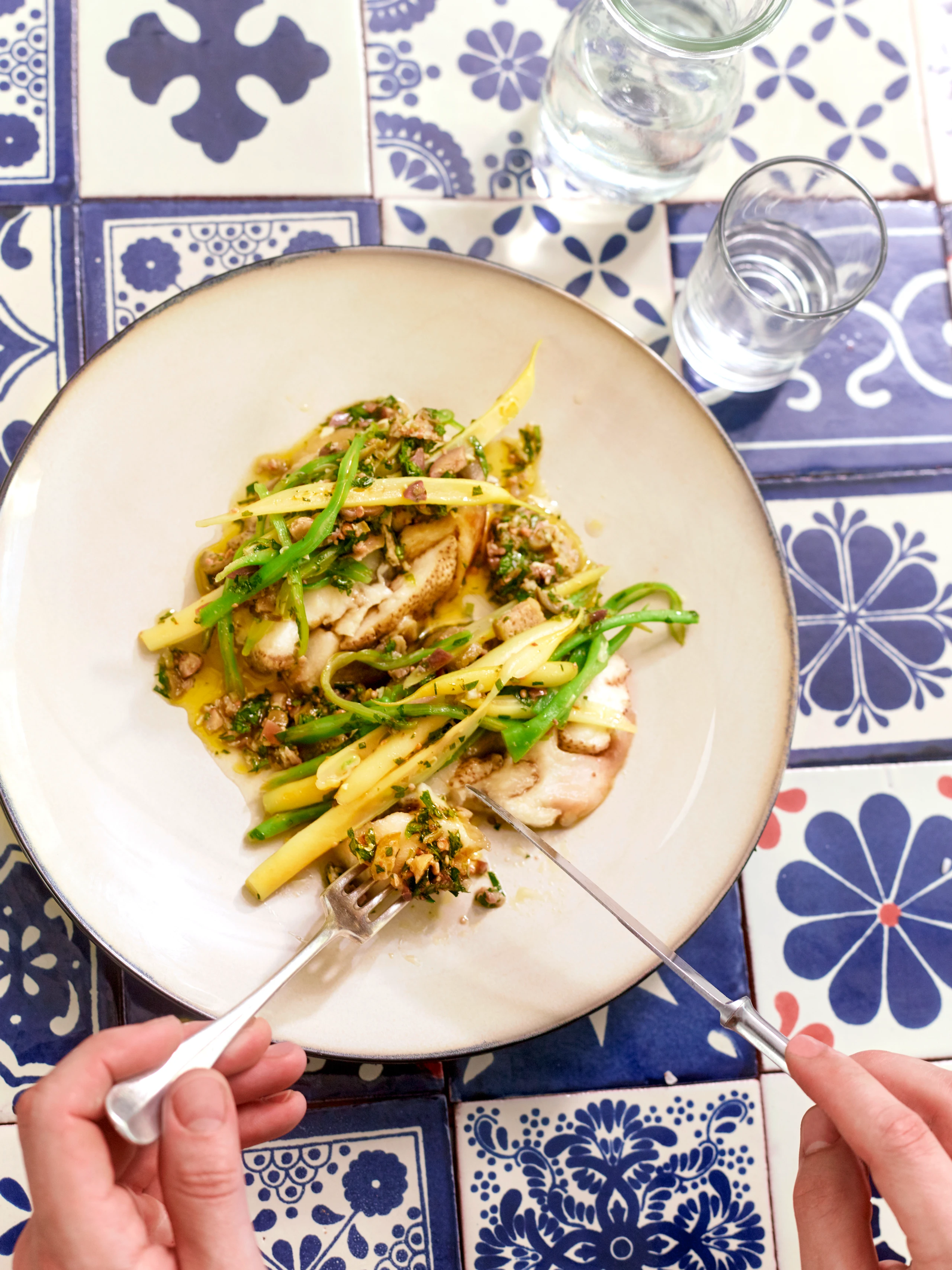 Melanzani mit Fisolen-Oliven-Kapernsalat