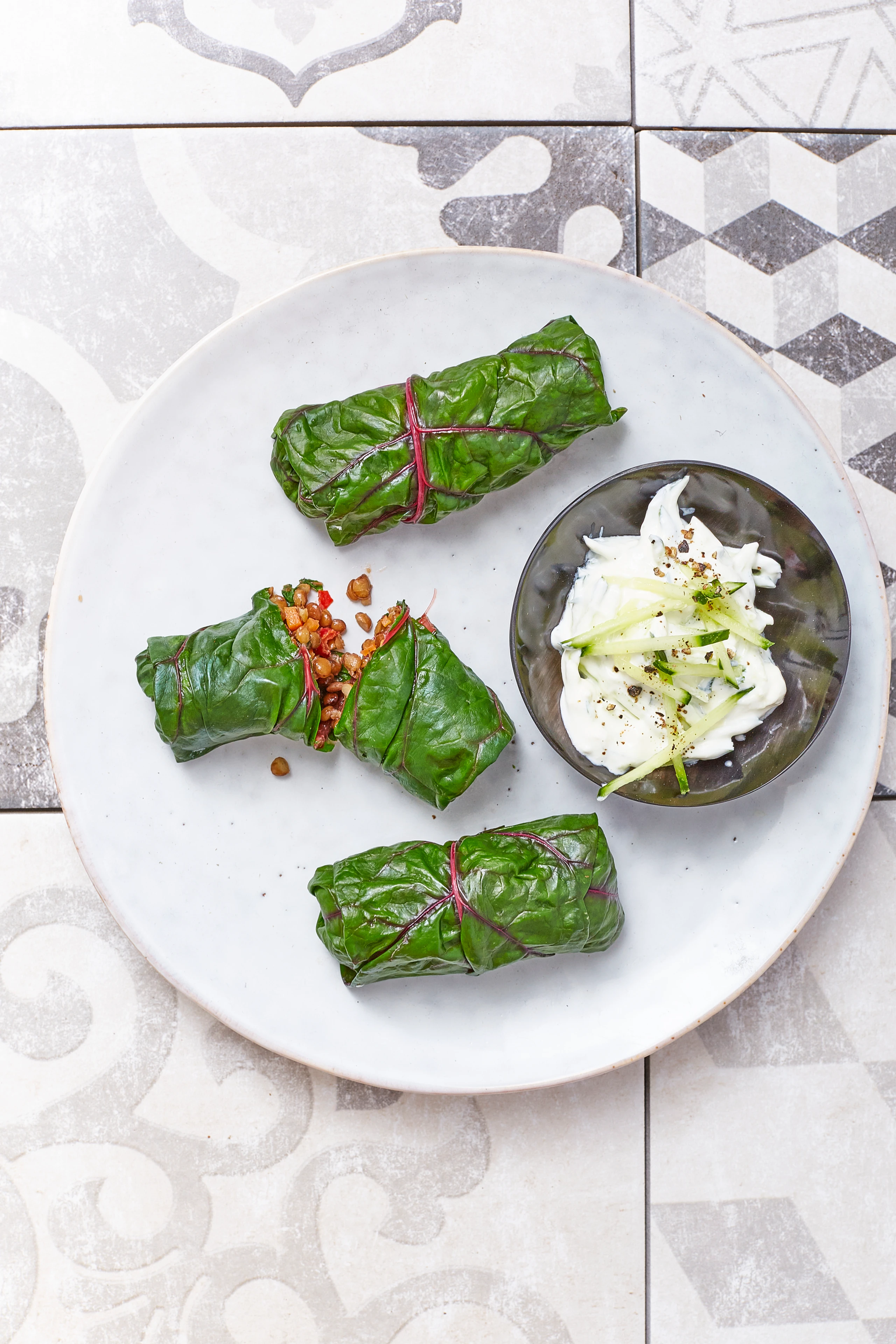 Mangoldwickel mit Gemüsefülle und Gurkenjoghurt