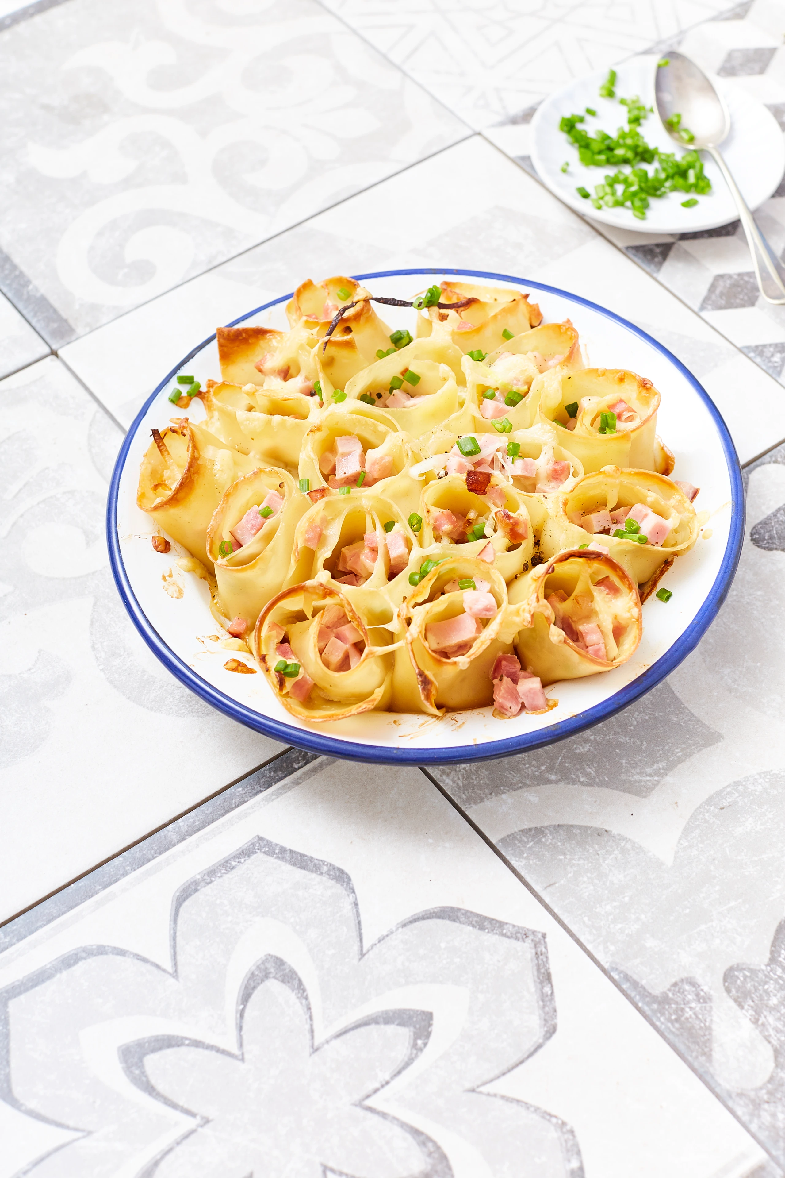 Nudelröllchen mit Schinken-Käsefülle