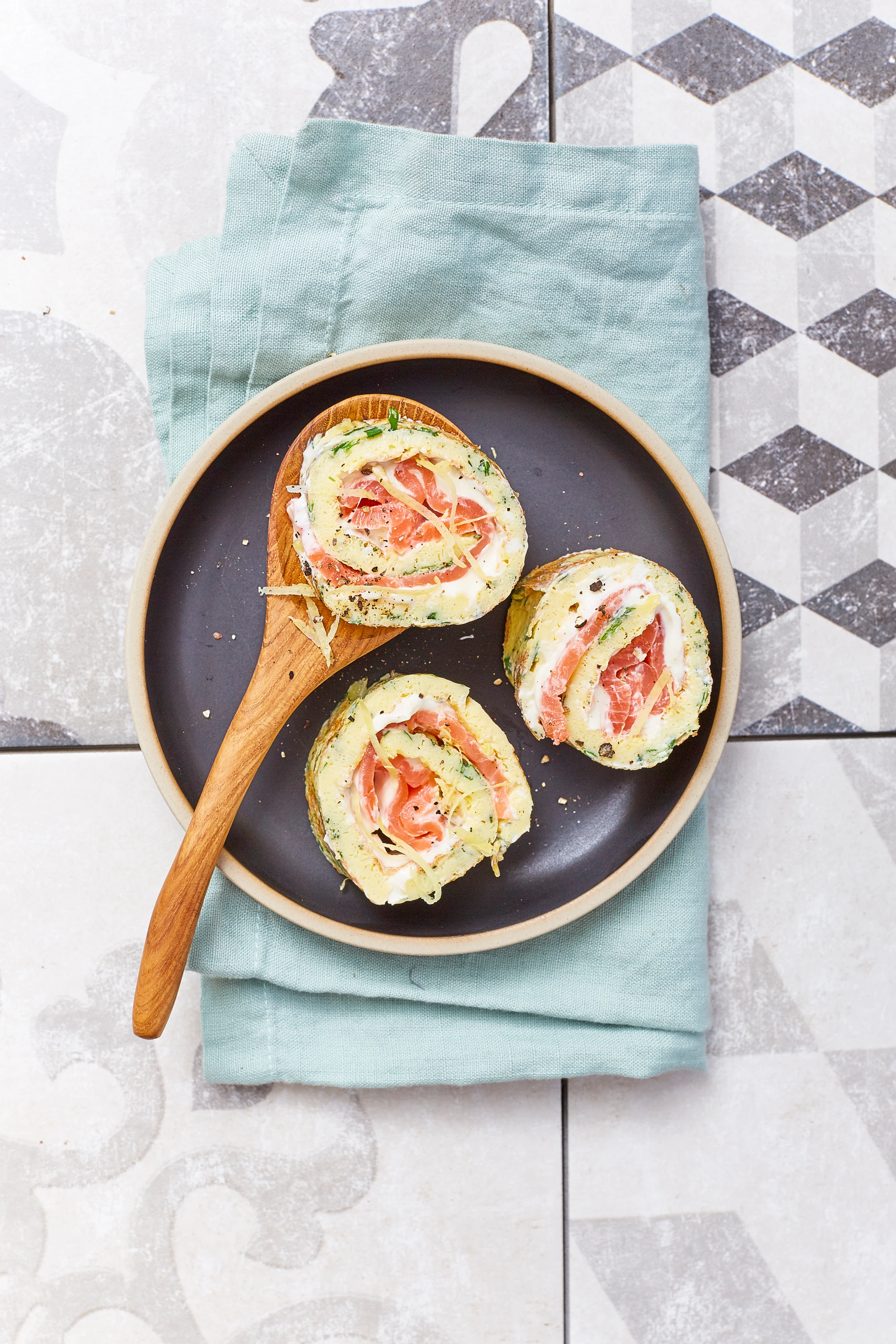 Kräuter-Omelettröllchen mit Räucherlachs