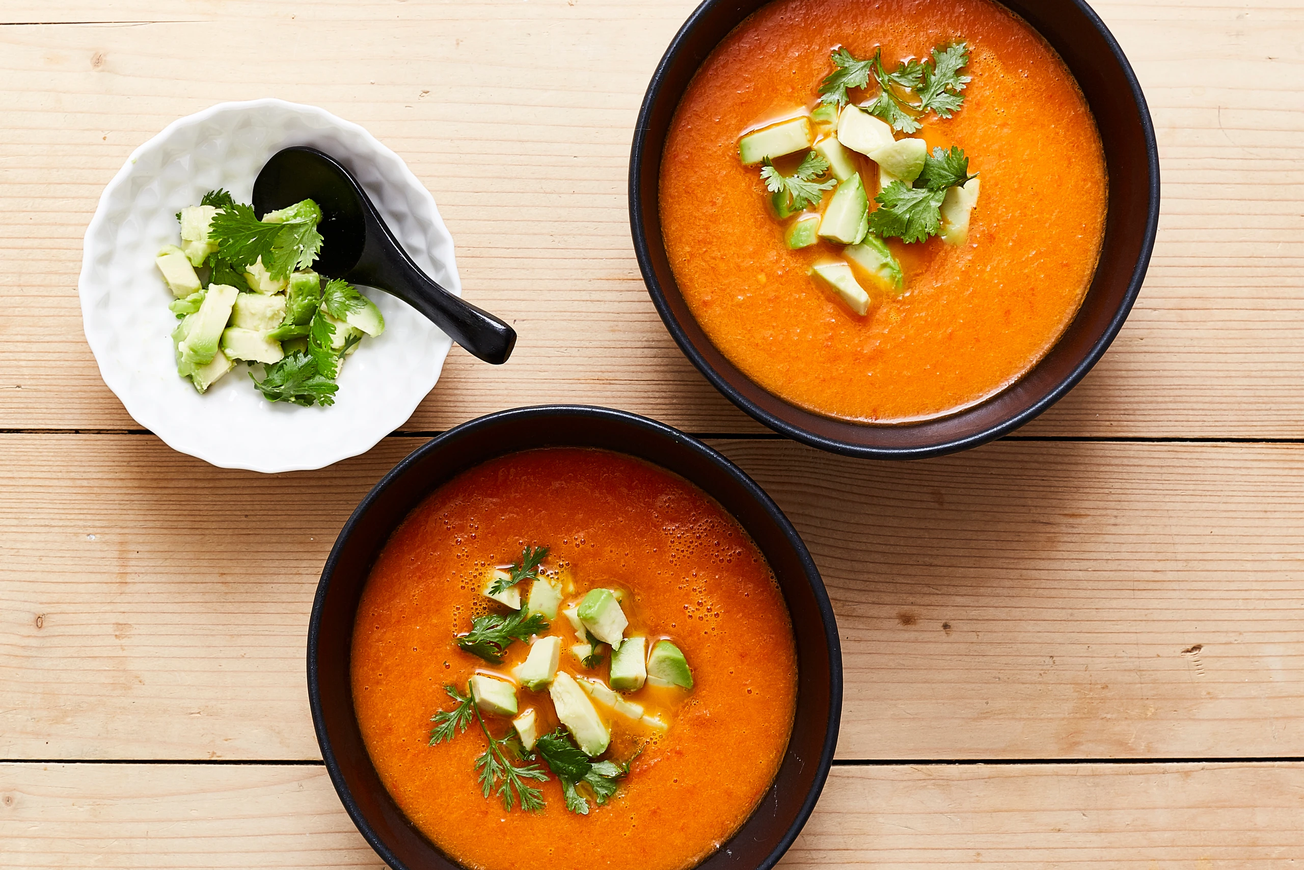 Paradeiser-Paprika-Suppe mit Avocado-Topping