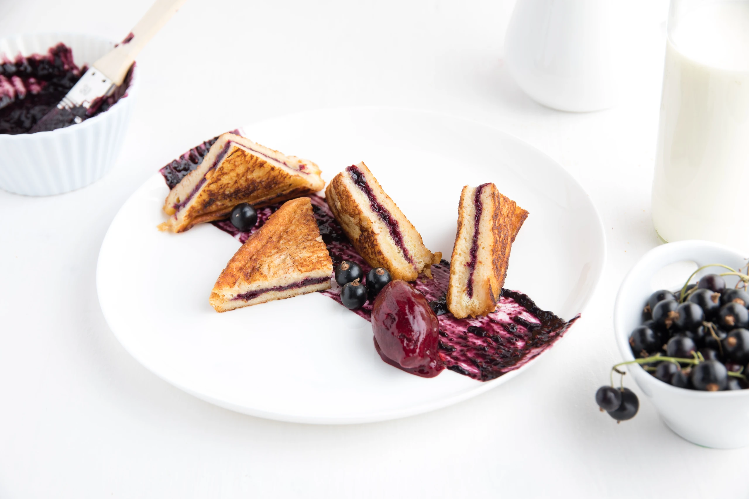 Brioche-Pofesen mit Brombeeren und schwarzem Ribiselsorbet