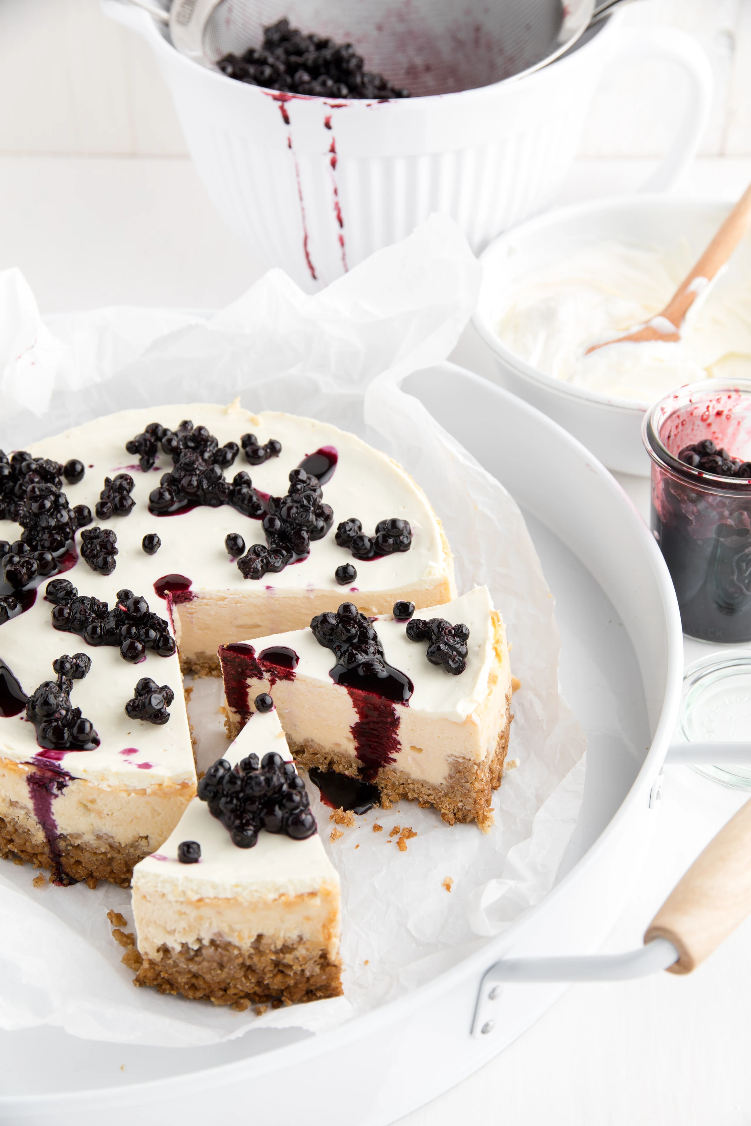 Cheesecake mit Müsliboden und Heidelbeerkompott