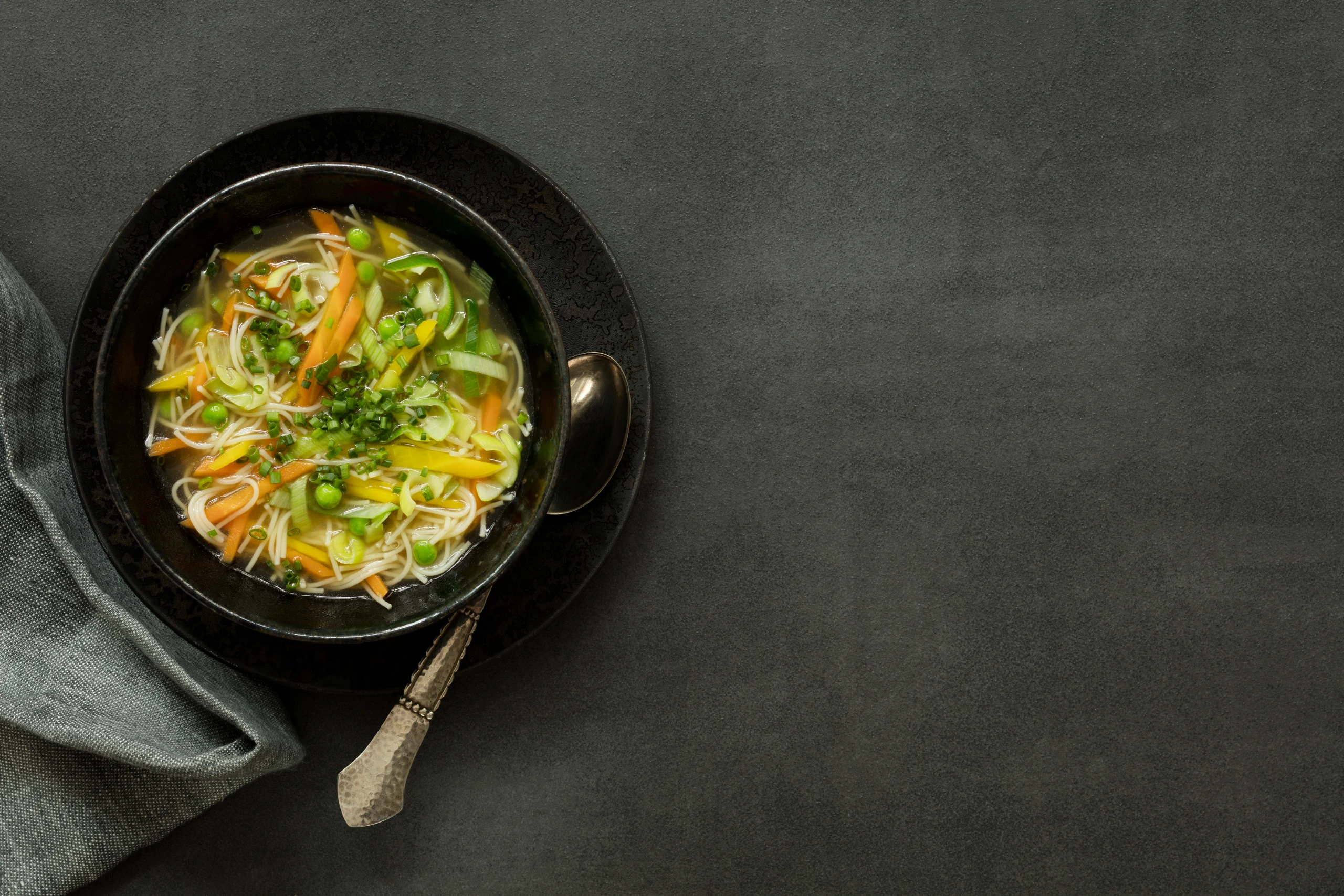 Knochensuppe vom Hendl mit Gemüse und Nudeln