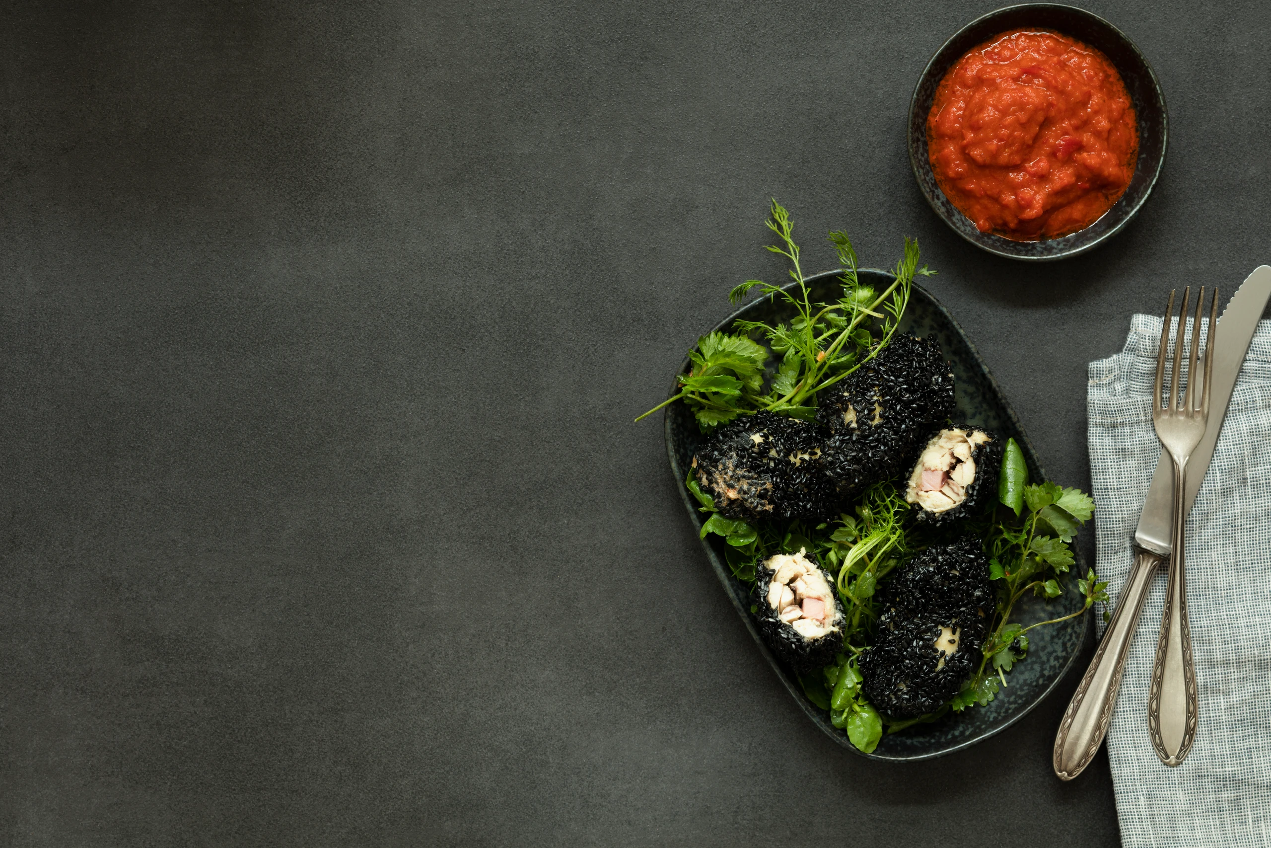 Hendlflügerl mit Schinkenfülle im Sesammantel