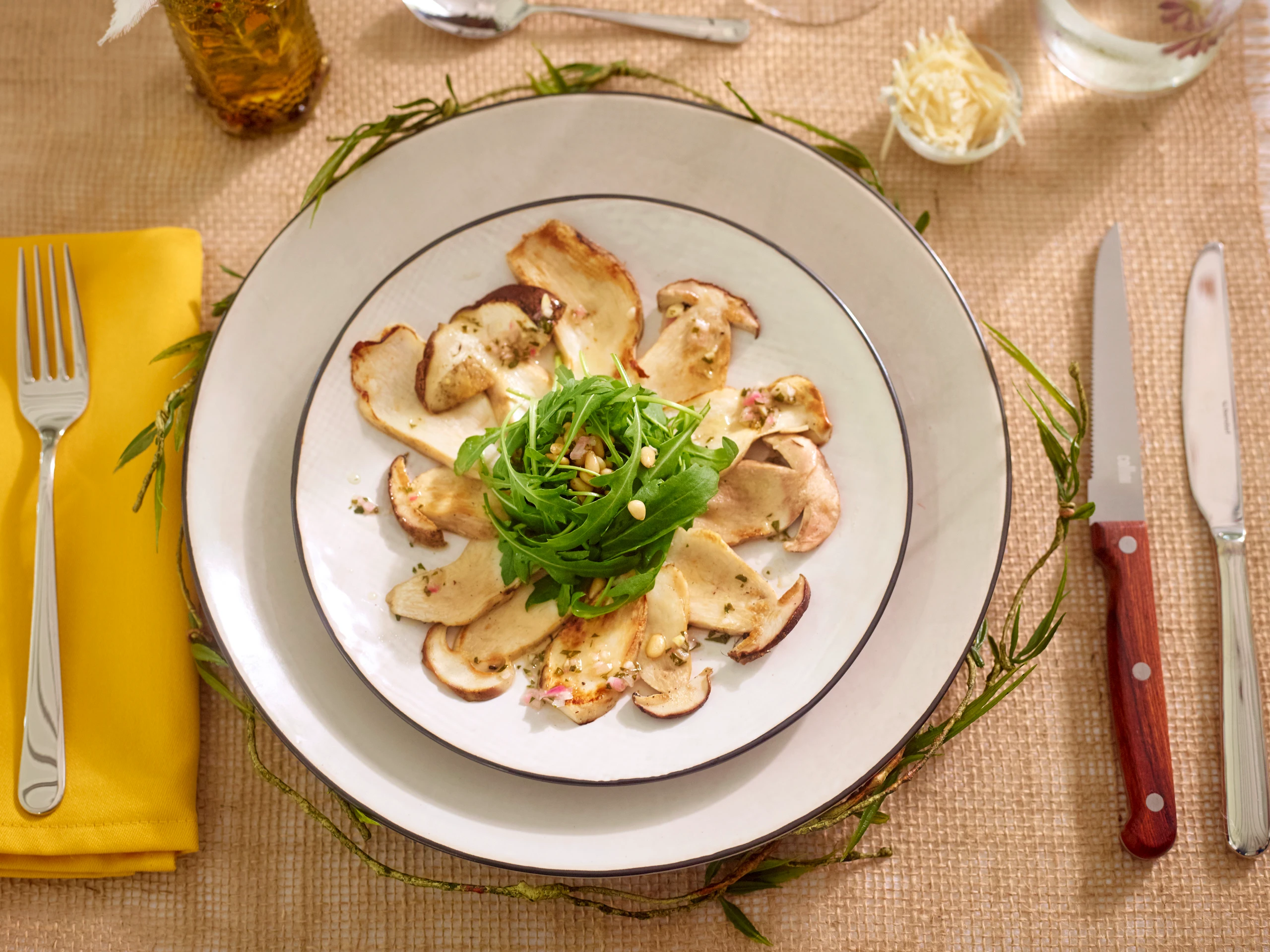 Steinpilze mit Estragonmarinade, Rucola und Pignoli