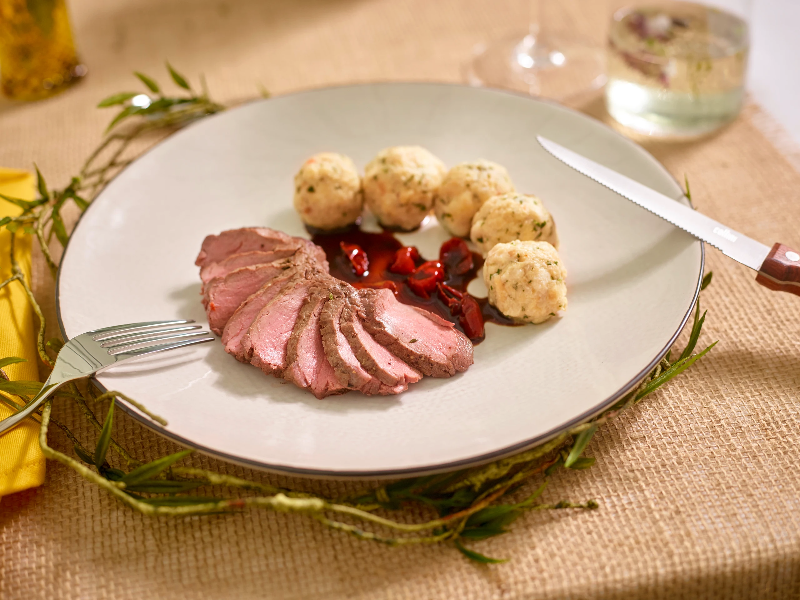 Rehfilet mit Hagebuttensauce und Majoranknödel