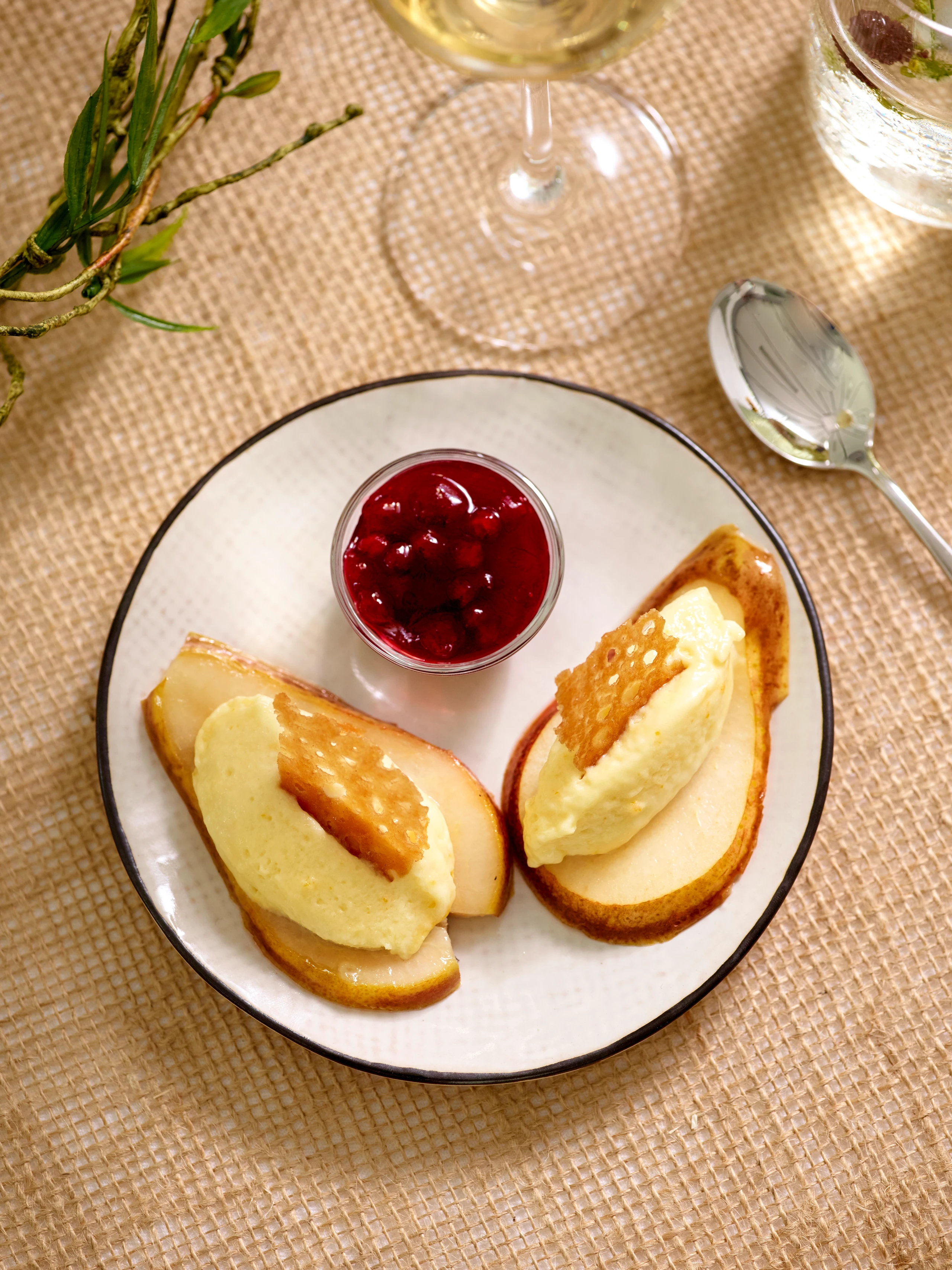 Honigmousse mit Preiselbeeren und Hippen