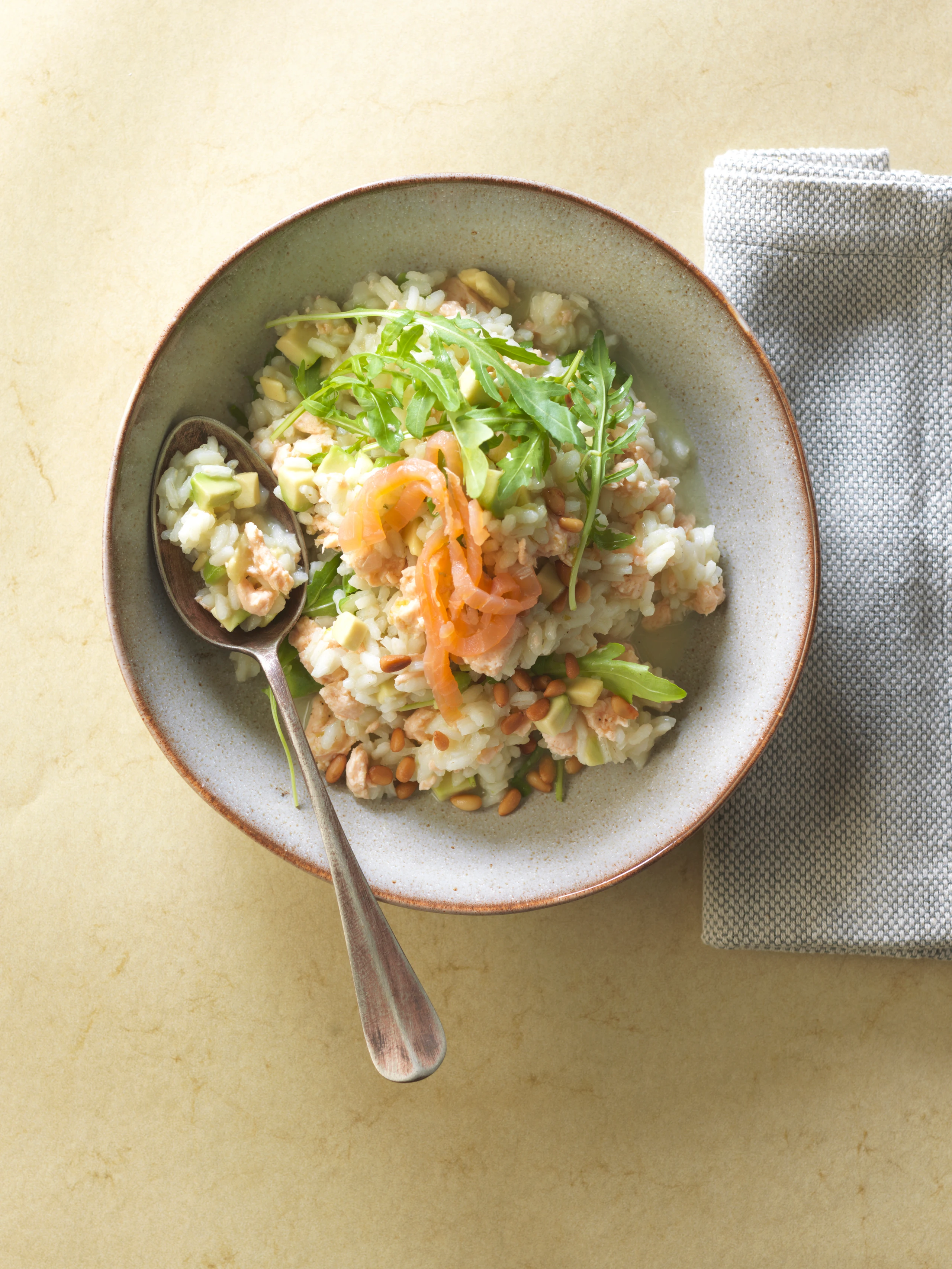 Lachs-Risotto mit Rucola und Pignoli