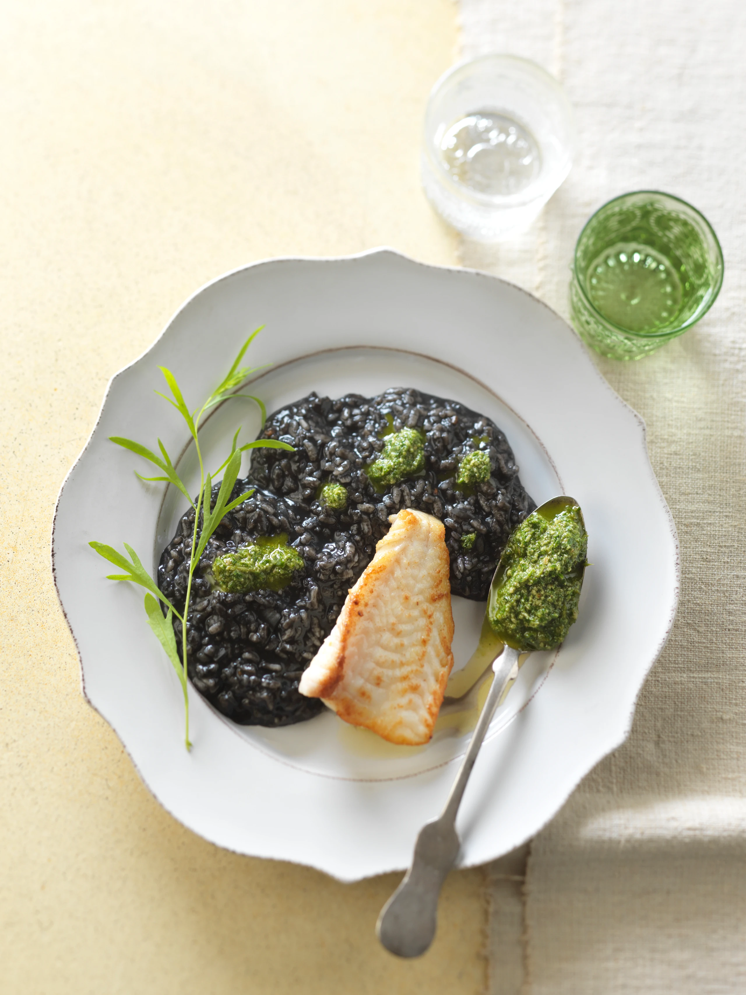 Sepia-Risotto mit Seeteufel und Estragonpesto