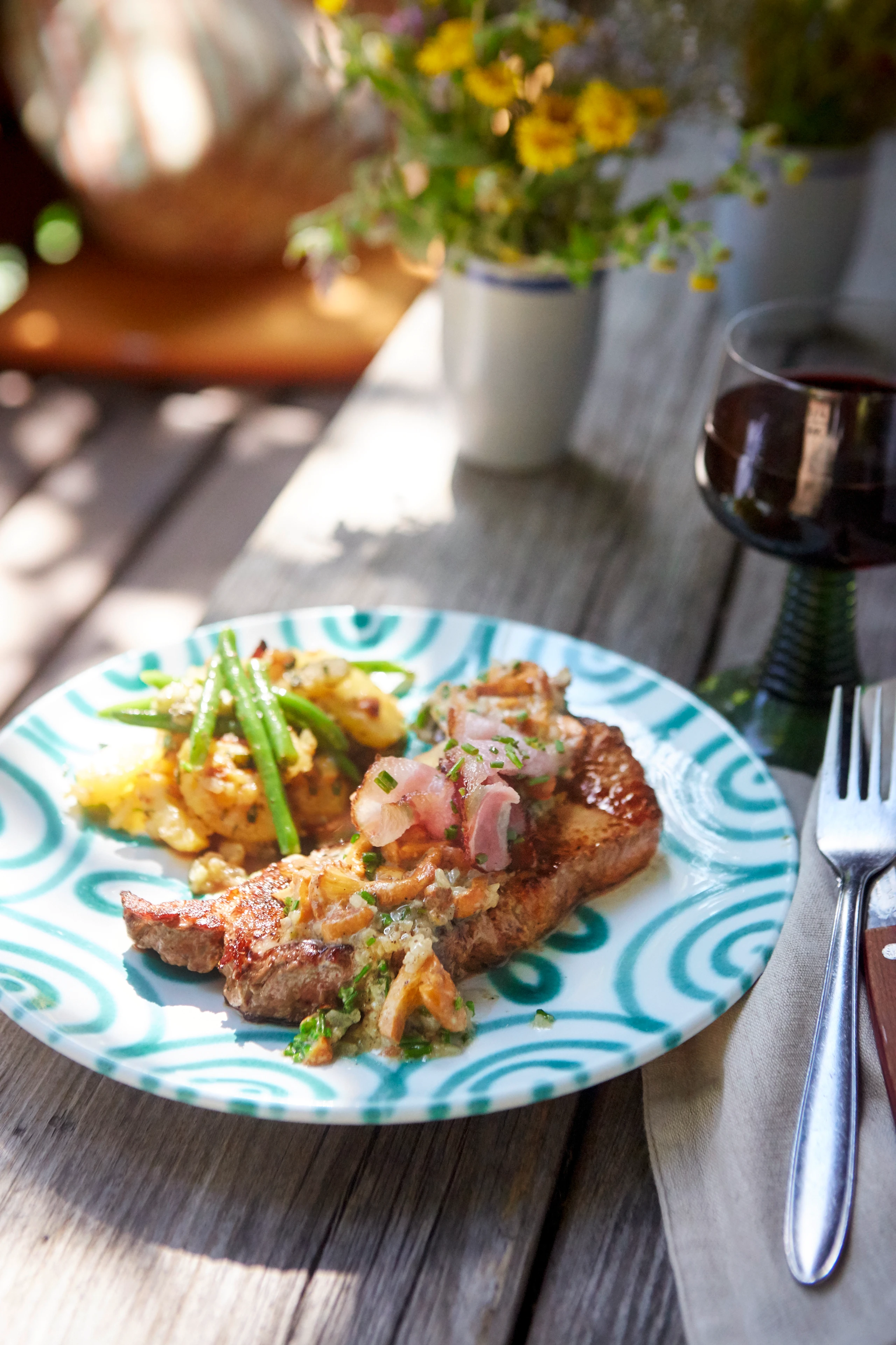 Rostbraten mit Eierschwammerlsauce und Rösterdäpfel