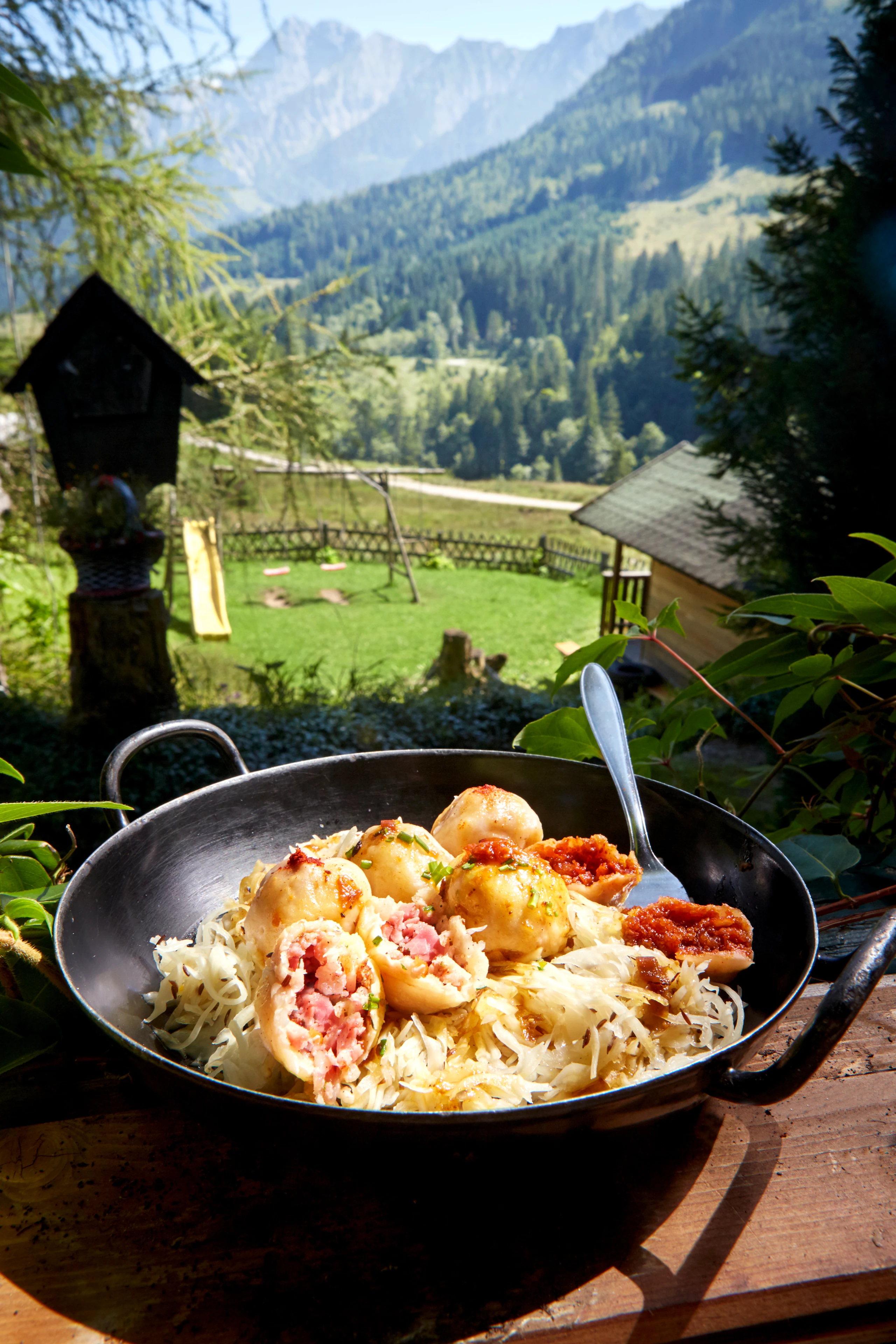 Speck- und Grammelknödel mit Krautsalat