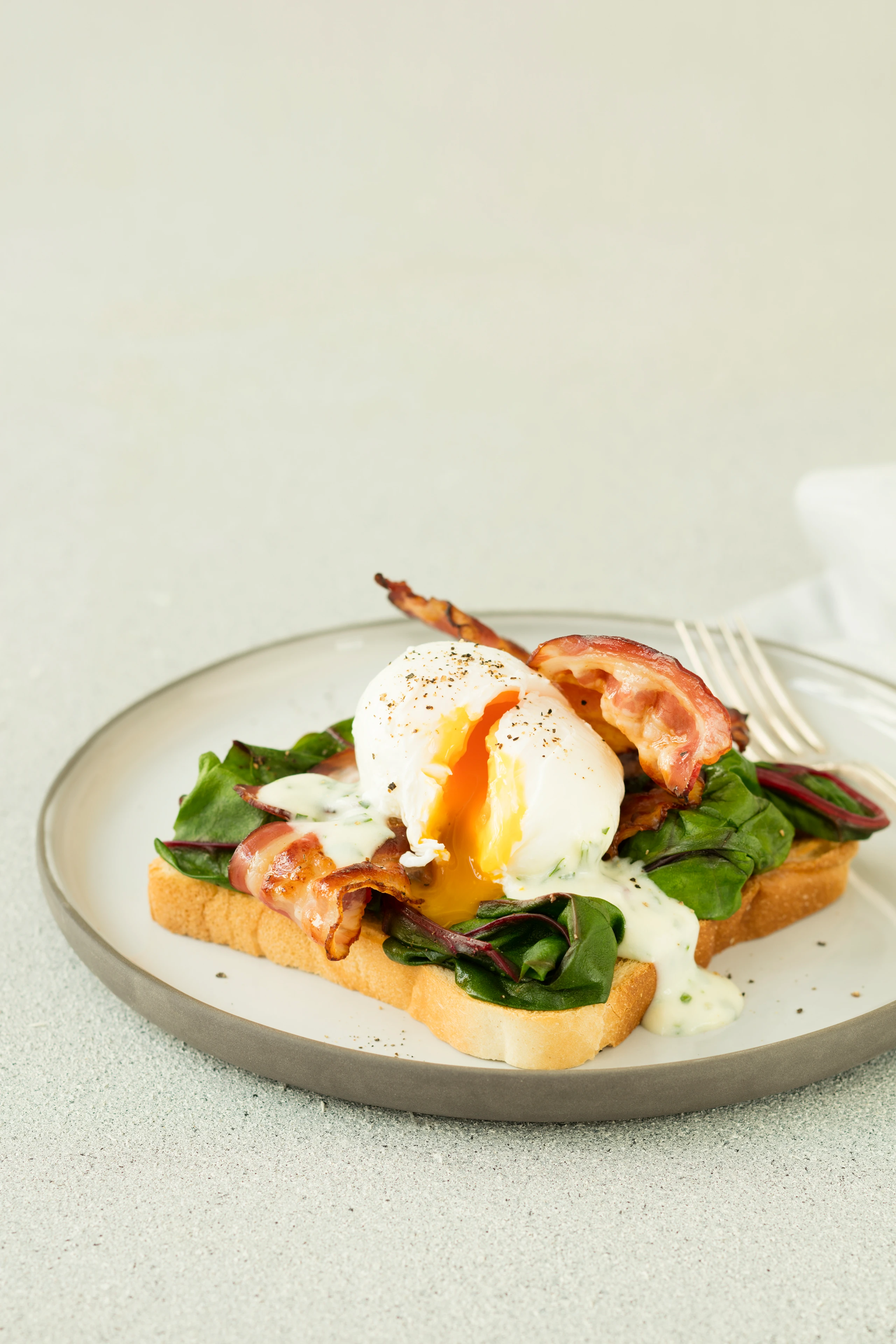 Pochierte Eier mit Mangold und Speck