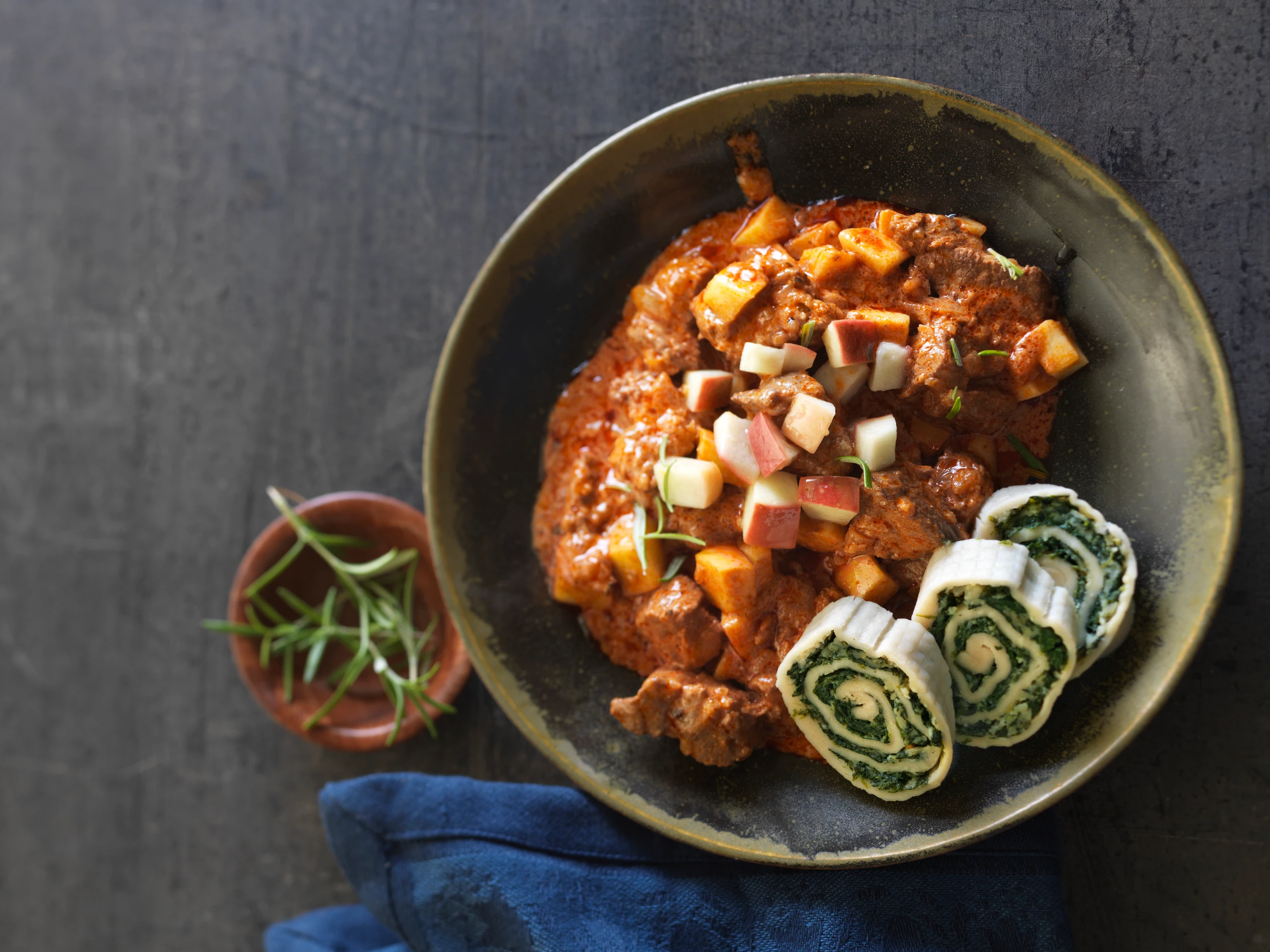 Wildschwein-Gulasch mit Spinatroulade