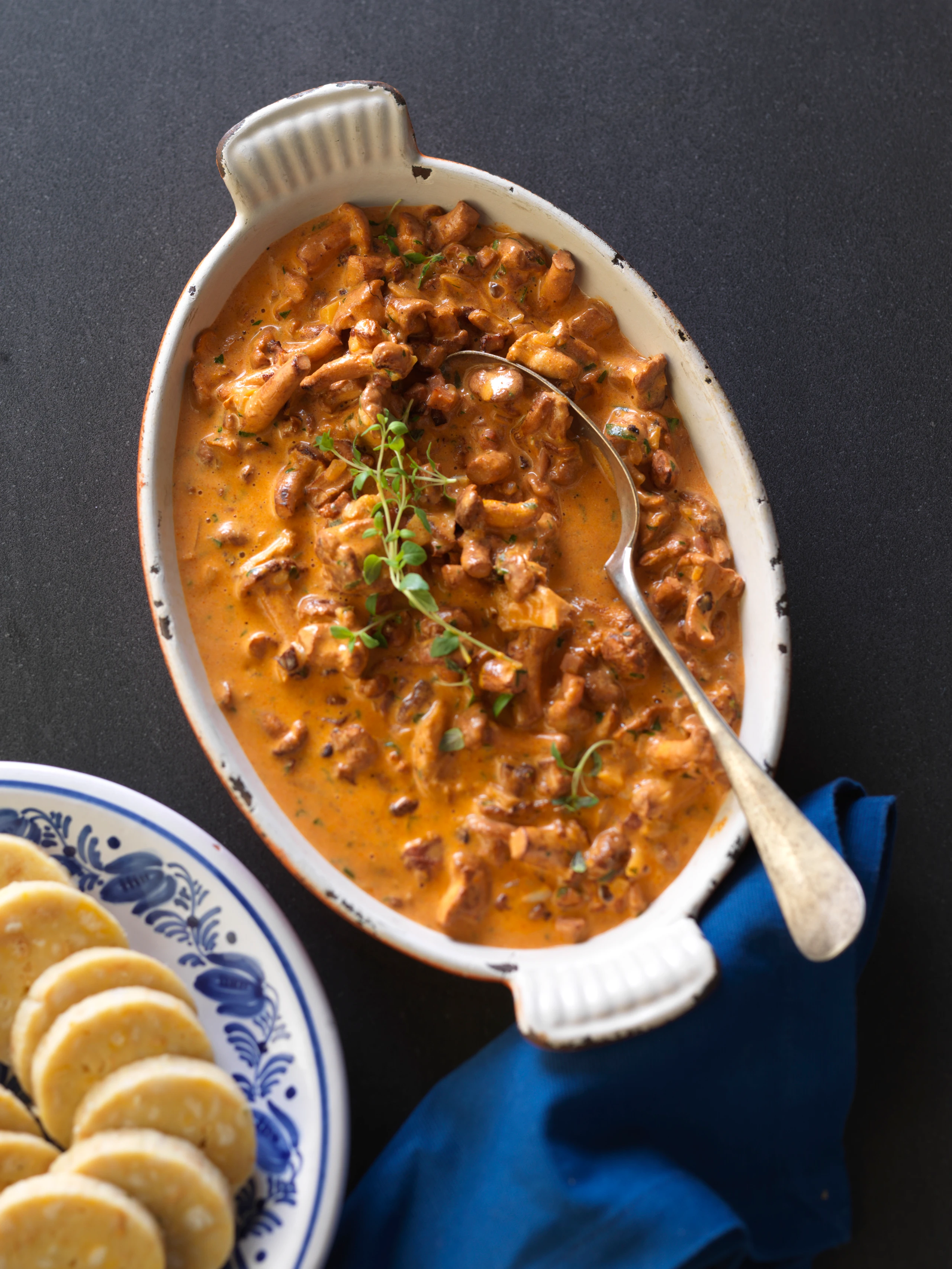 Schwammerlgulasch mit Serviettenknödel