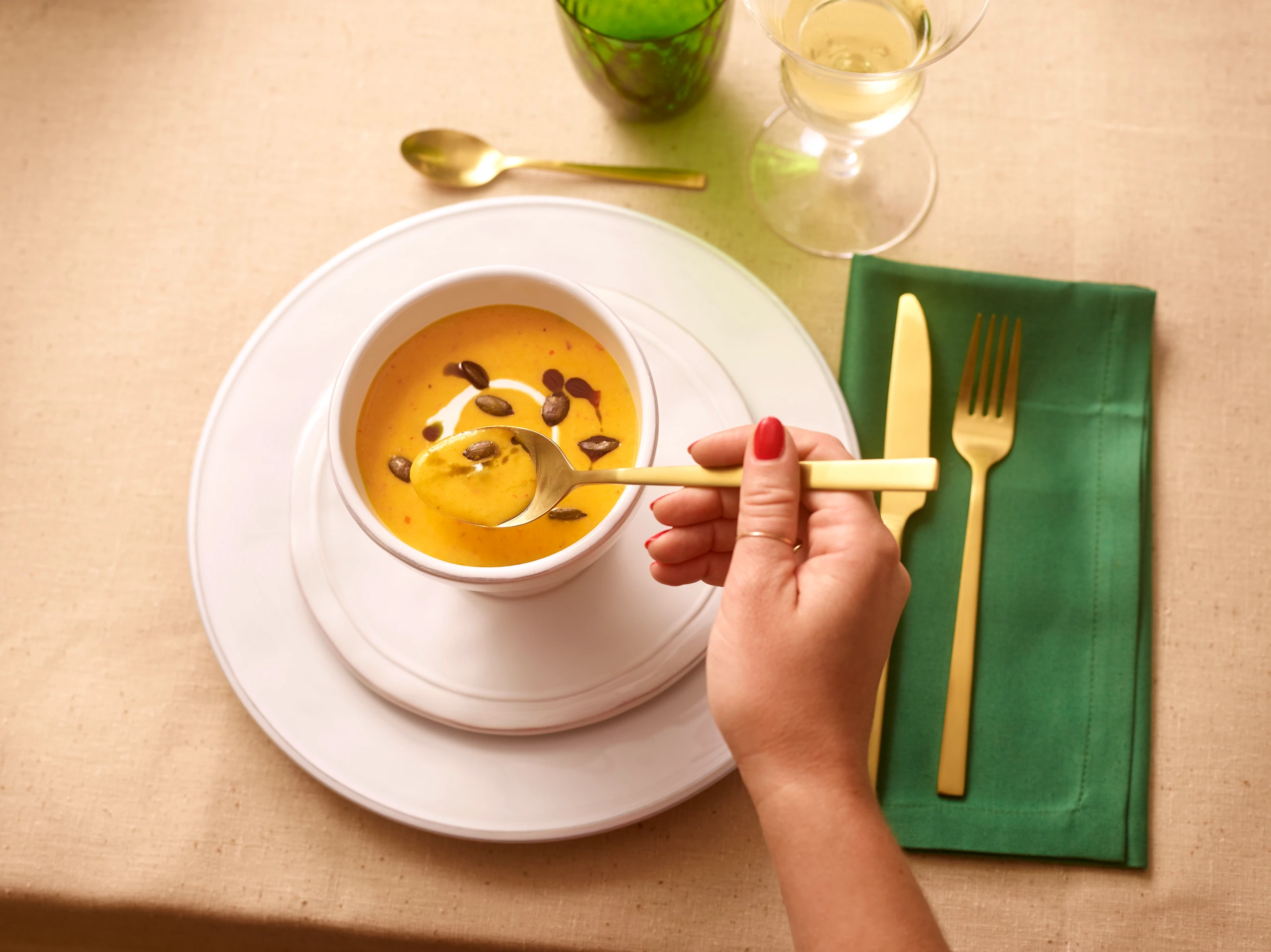 Kürbiscremesuppe mit Sauerrahm, Kernöl und Kürbiskernen