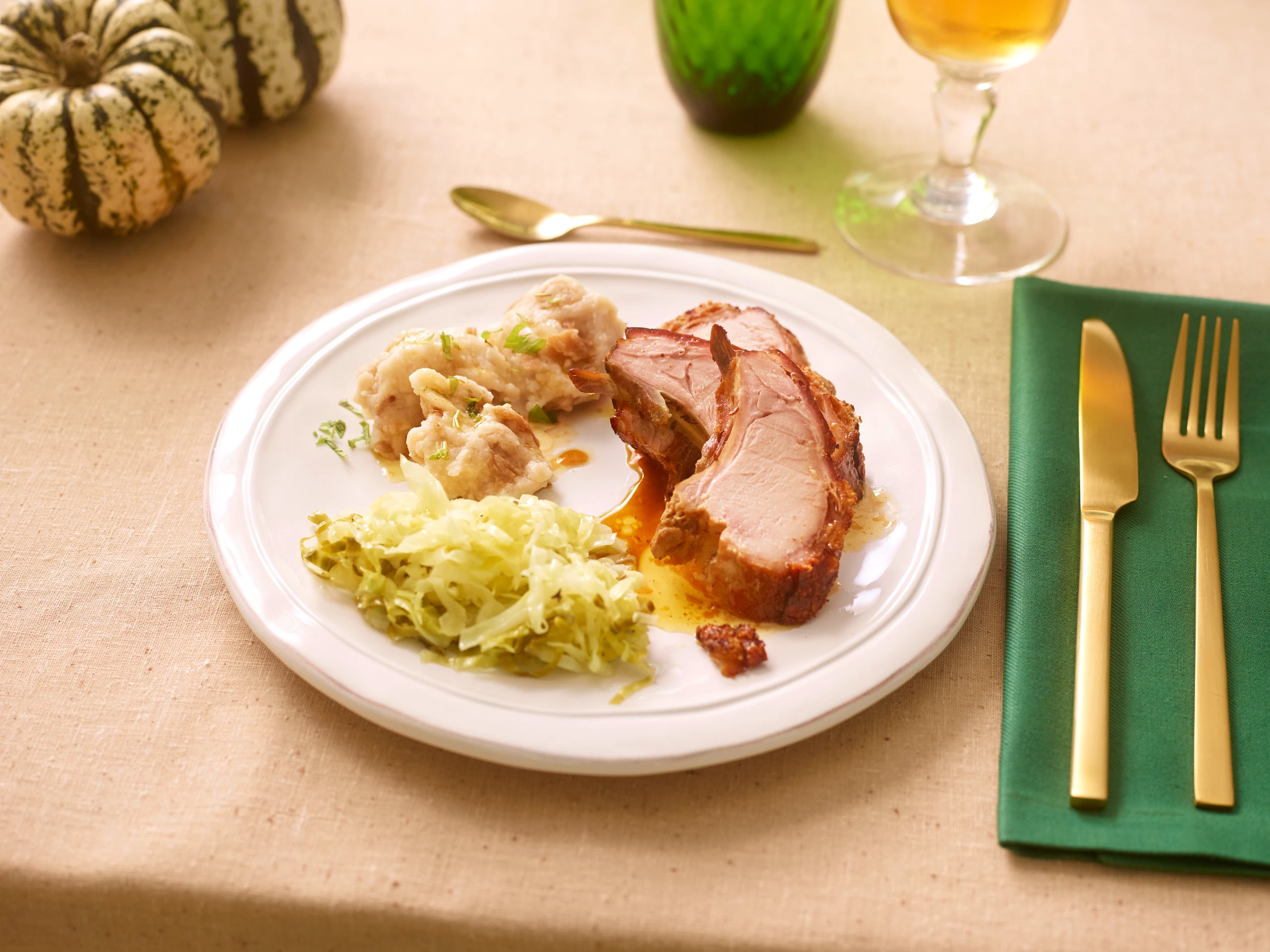 Spanferkelrücken mit Kraut und Laugennockerln