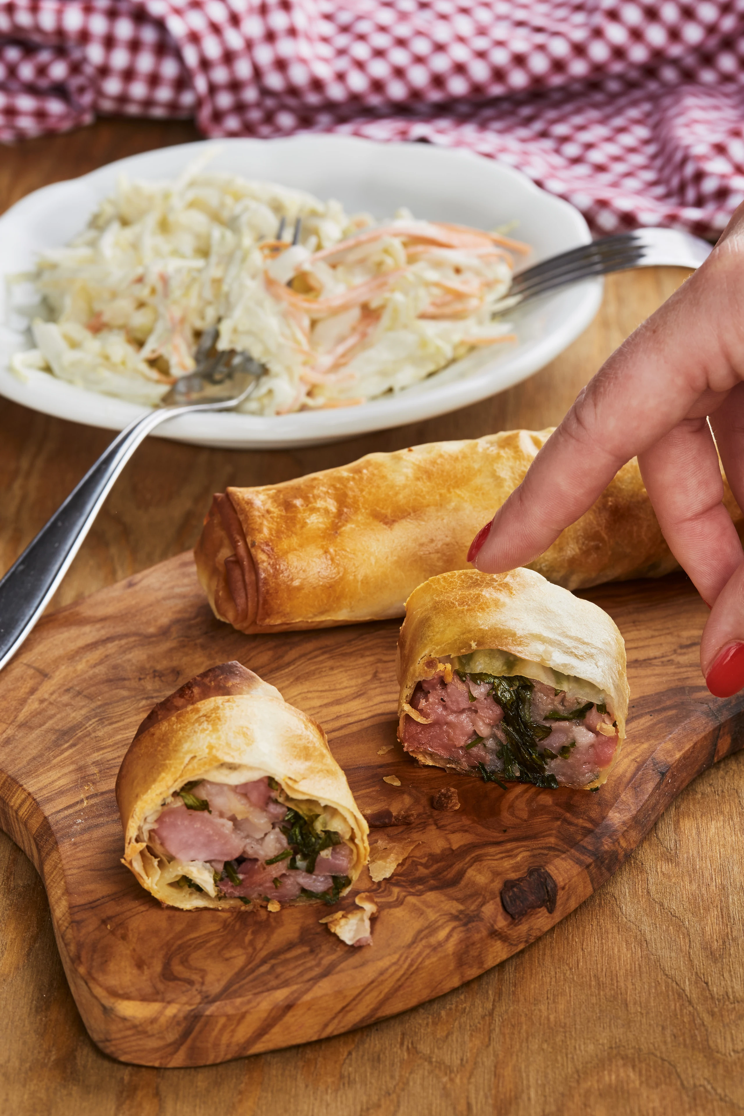 Erdäpfelstrudel mit Kohlsalat