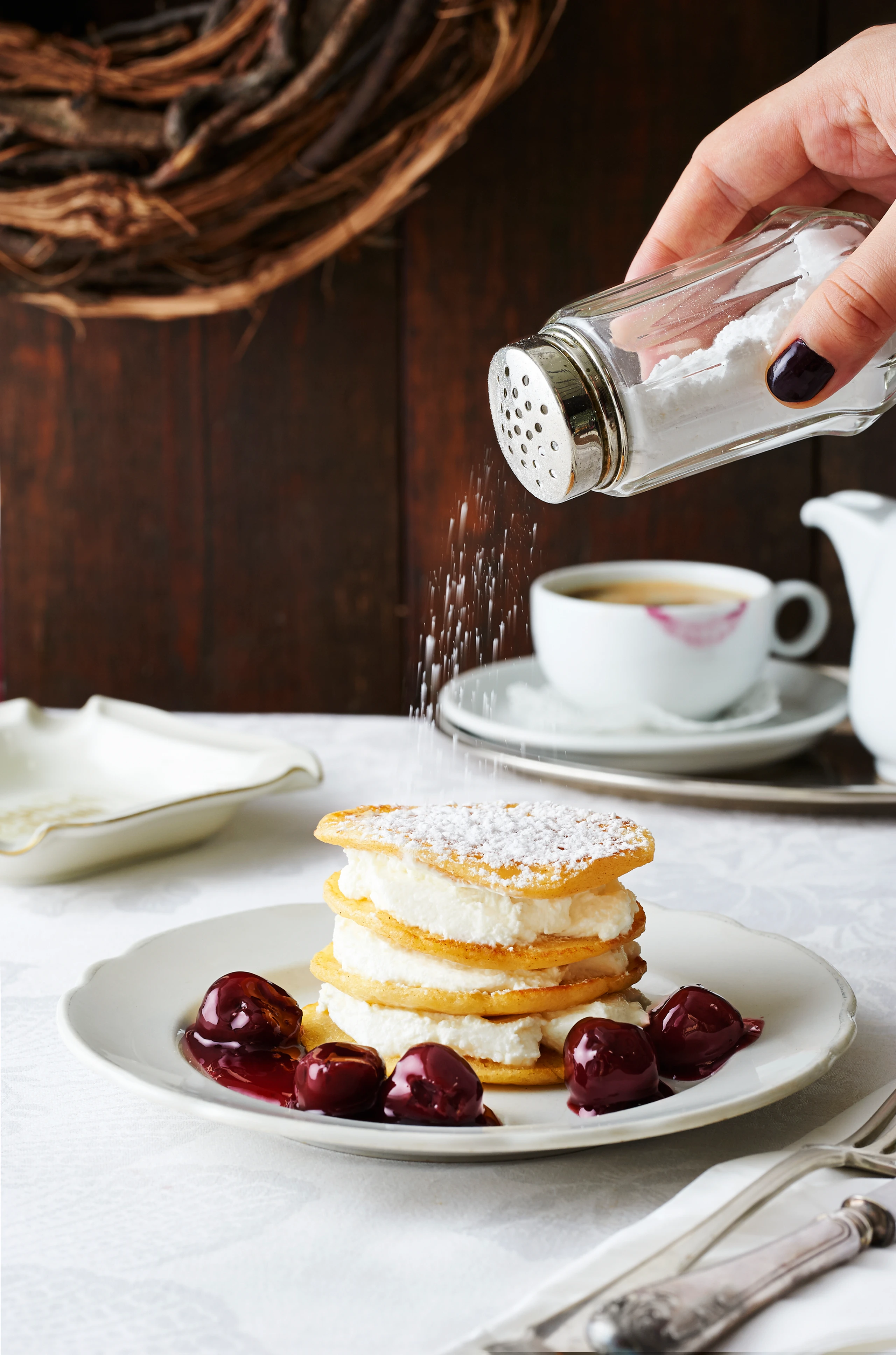 Böhmische Liwanzen mit Topfen und Sauerkirschenkompott
