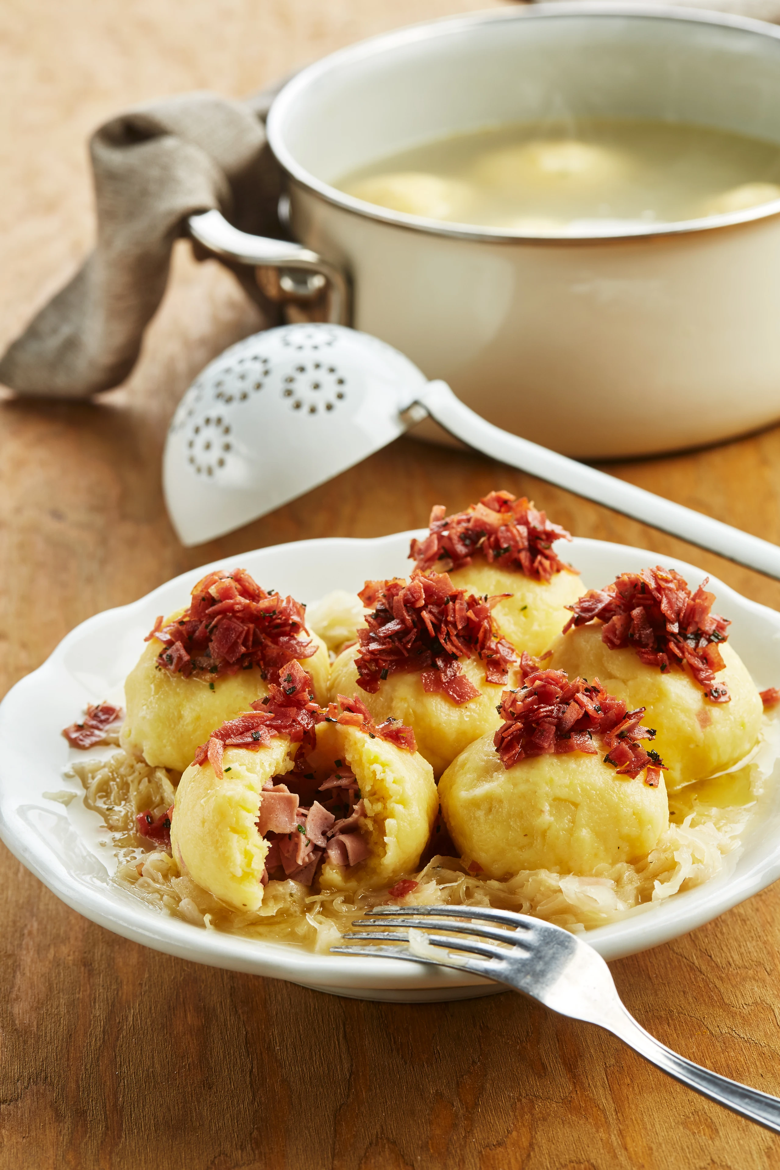 Erdäpfel-Fleischknödel mit Sauerkraut