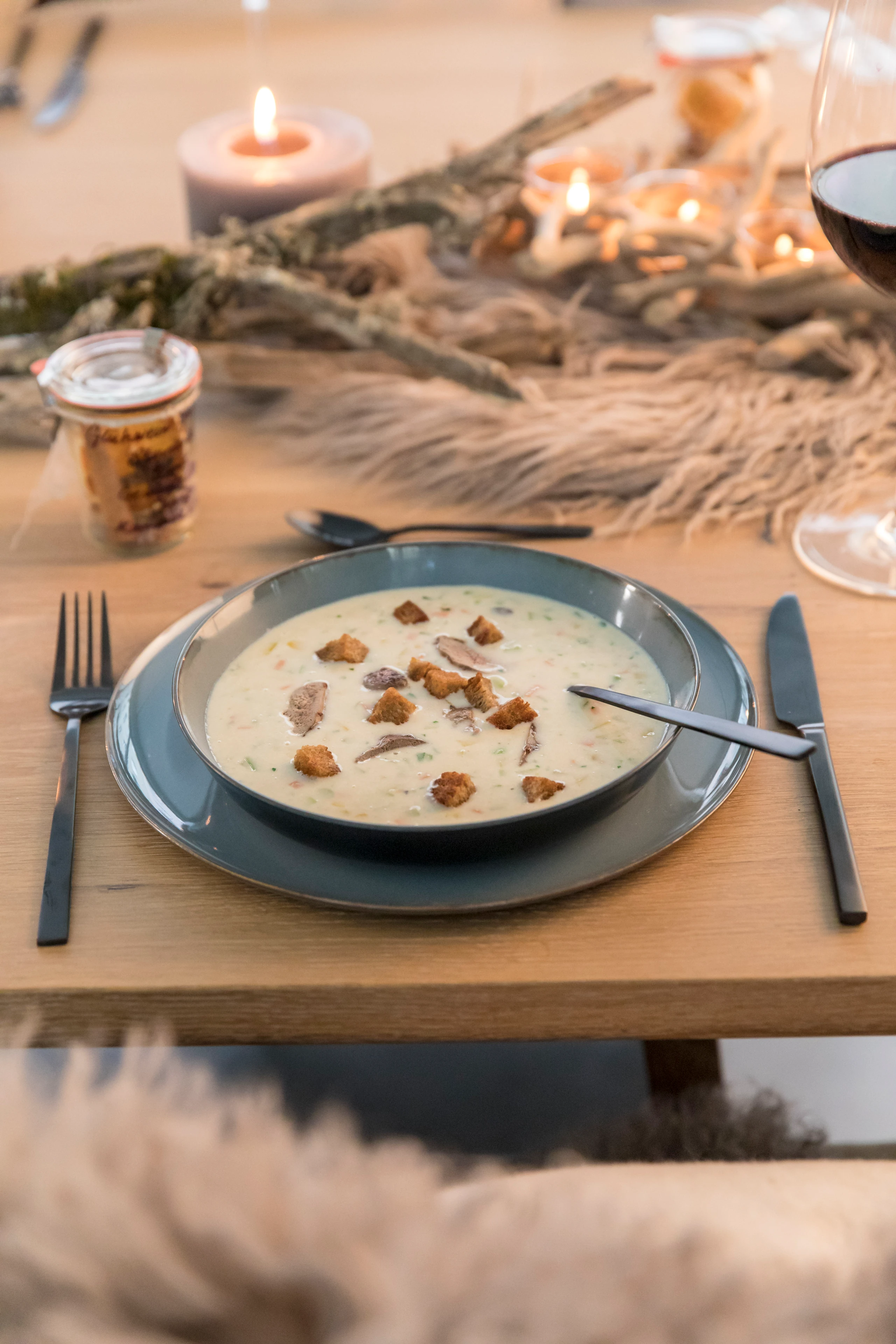 Ganslsuppe mit Gemüse und Brotwürfeln