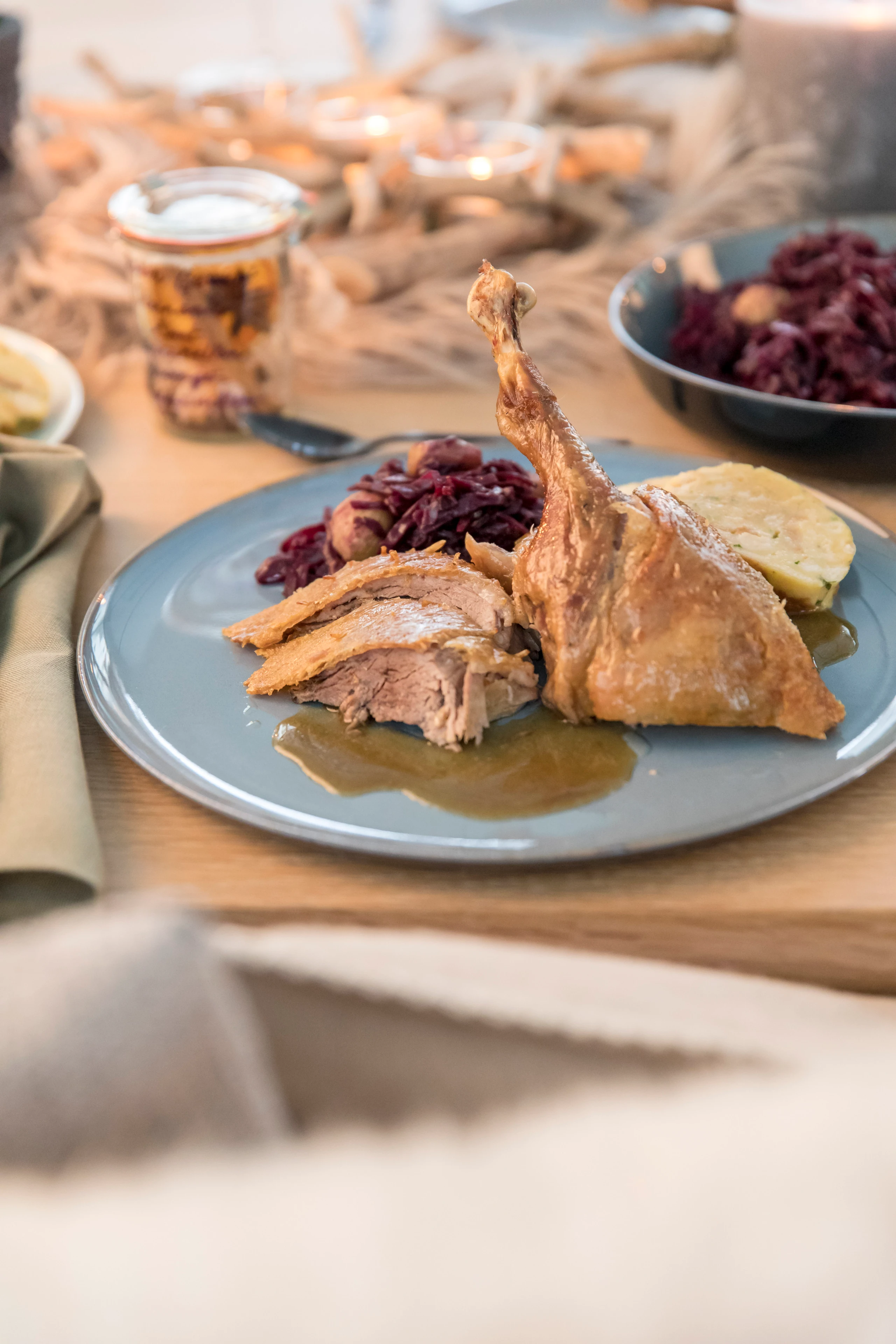 Gansl mit Maroni-Rotkraut und Serviettenknödel