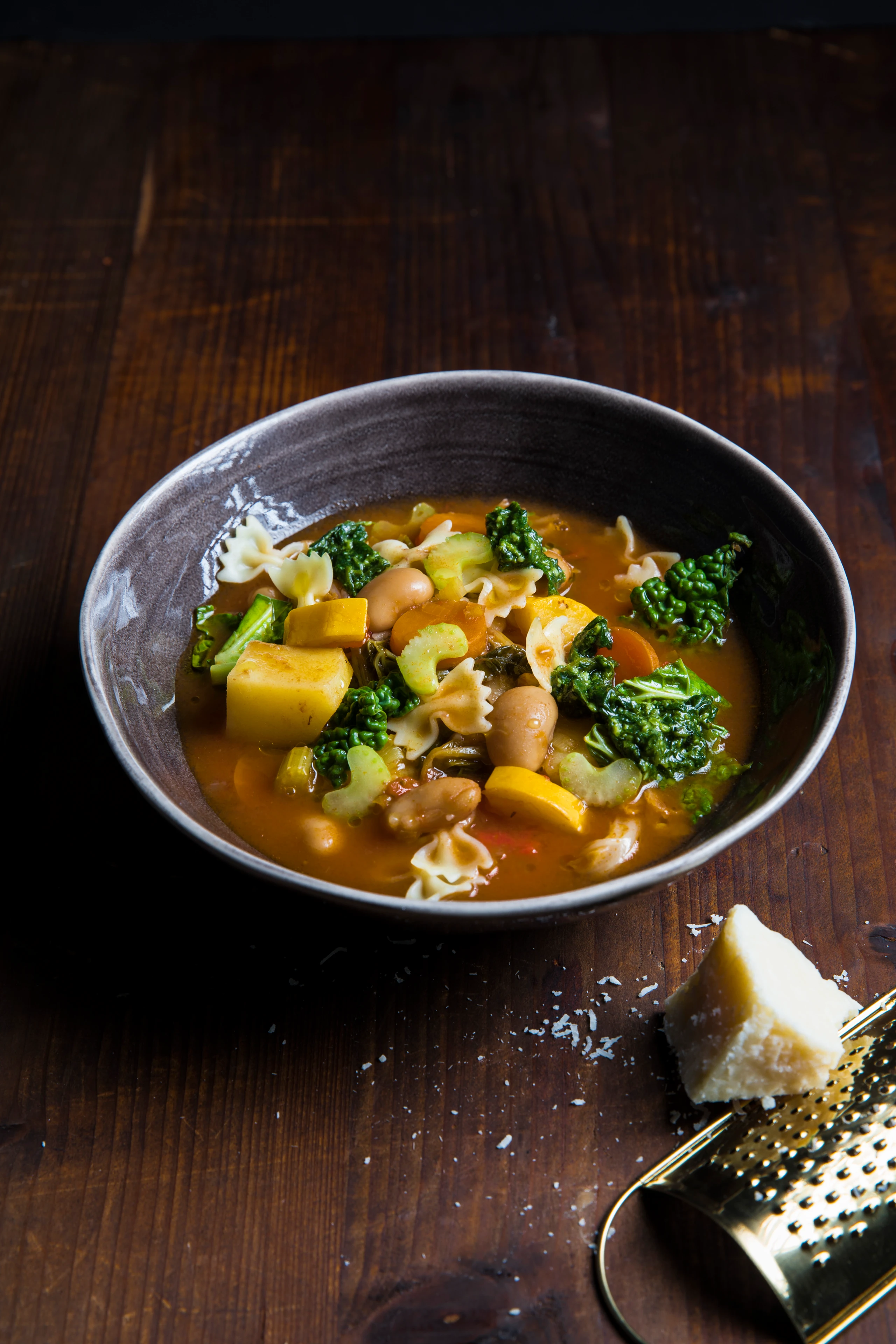 Minestrone mit Pancetta, Farfalle und Pesto