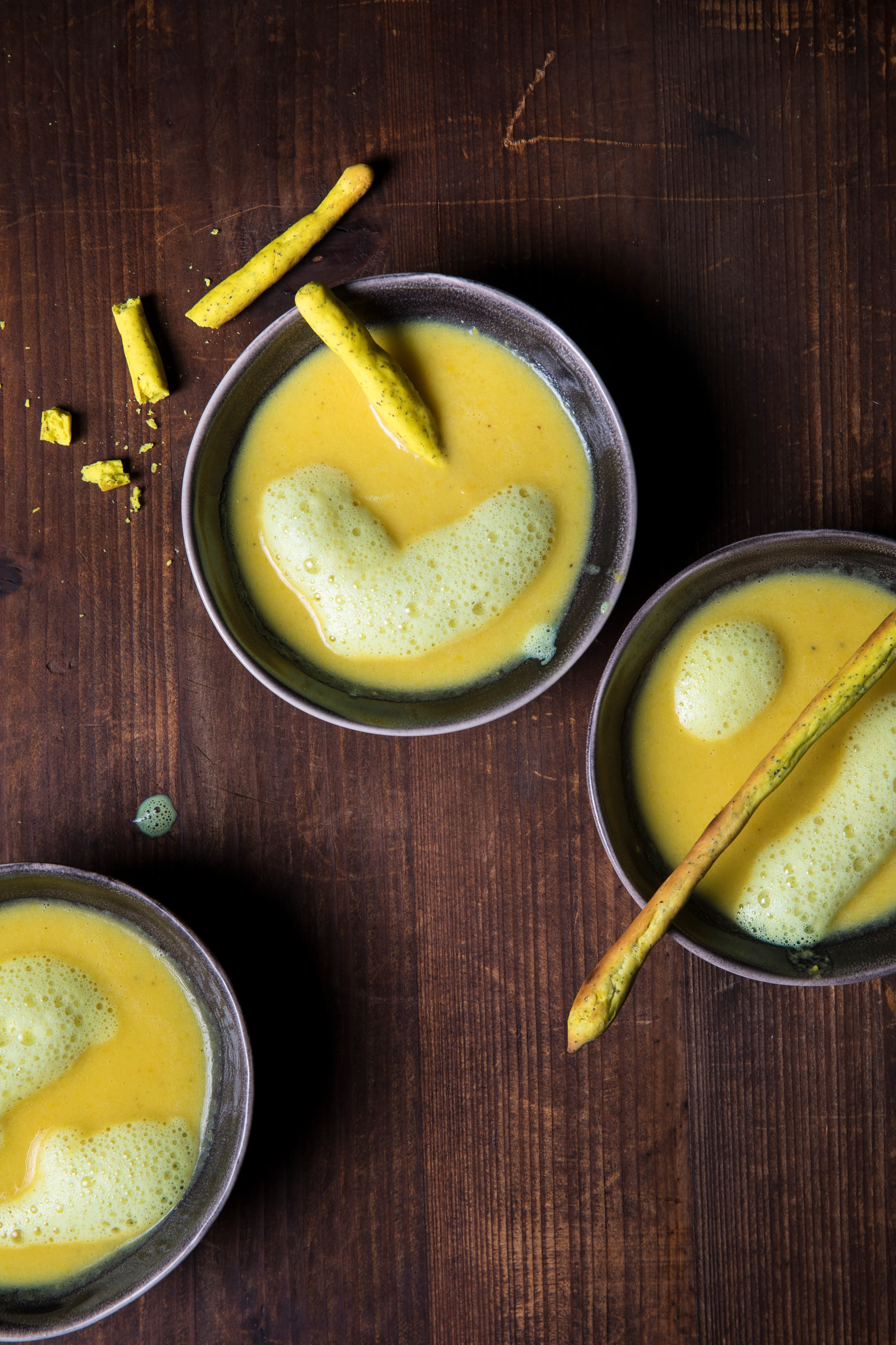 Gelbe Paprikasuppe mit Curryschaum